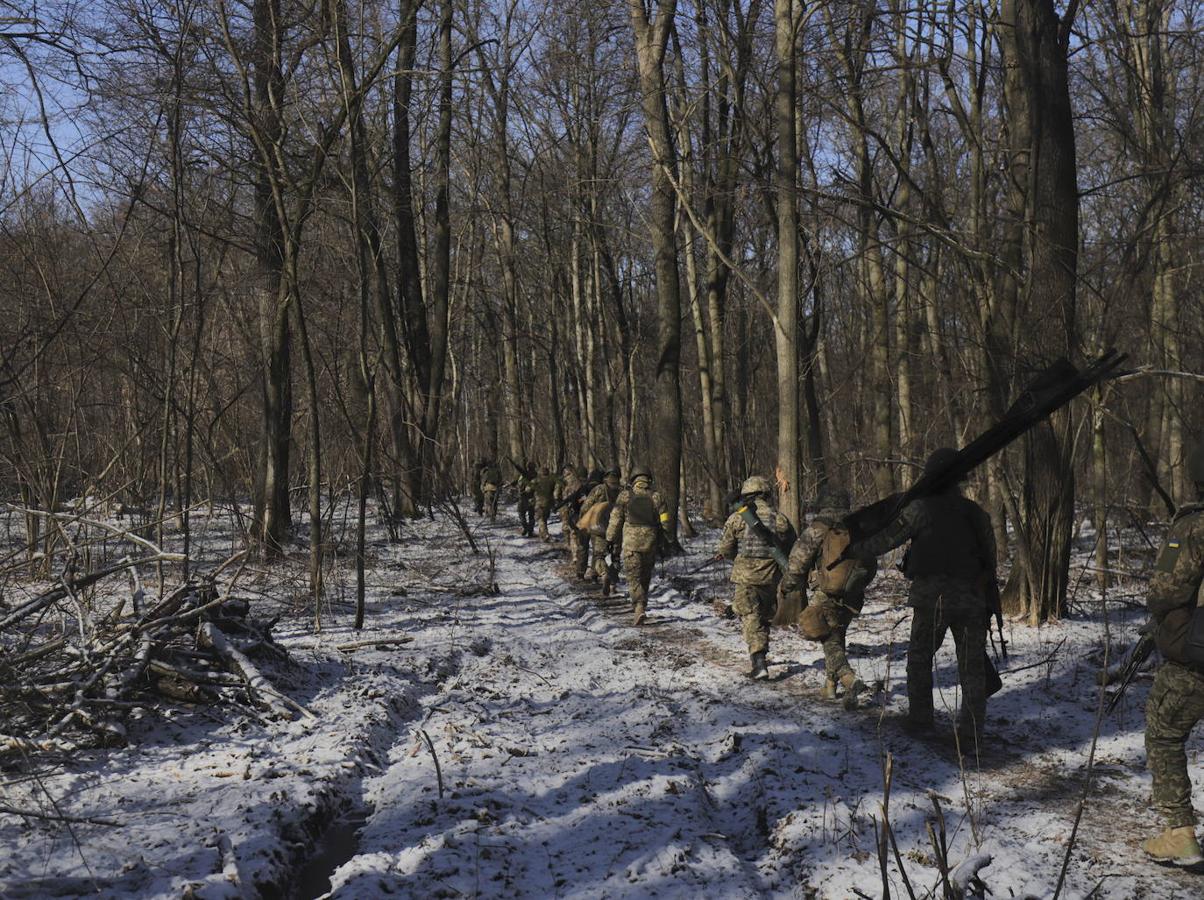 Fuerzas ucranianas toman posiciones en un bosque a las afueras de Kiev. 