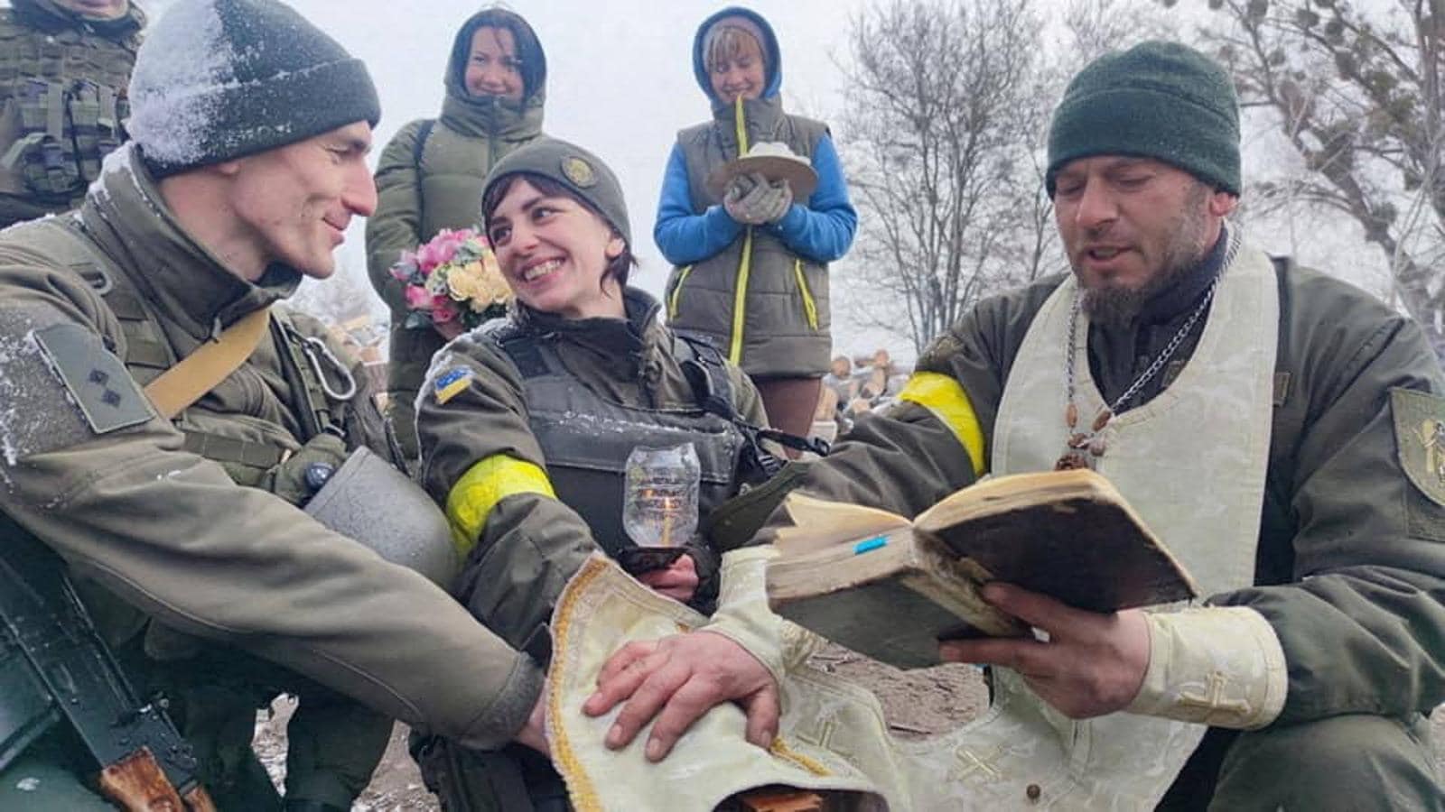 Una pareja de militares ucranianos contraen matrimonio en una trinchera. 