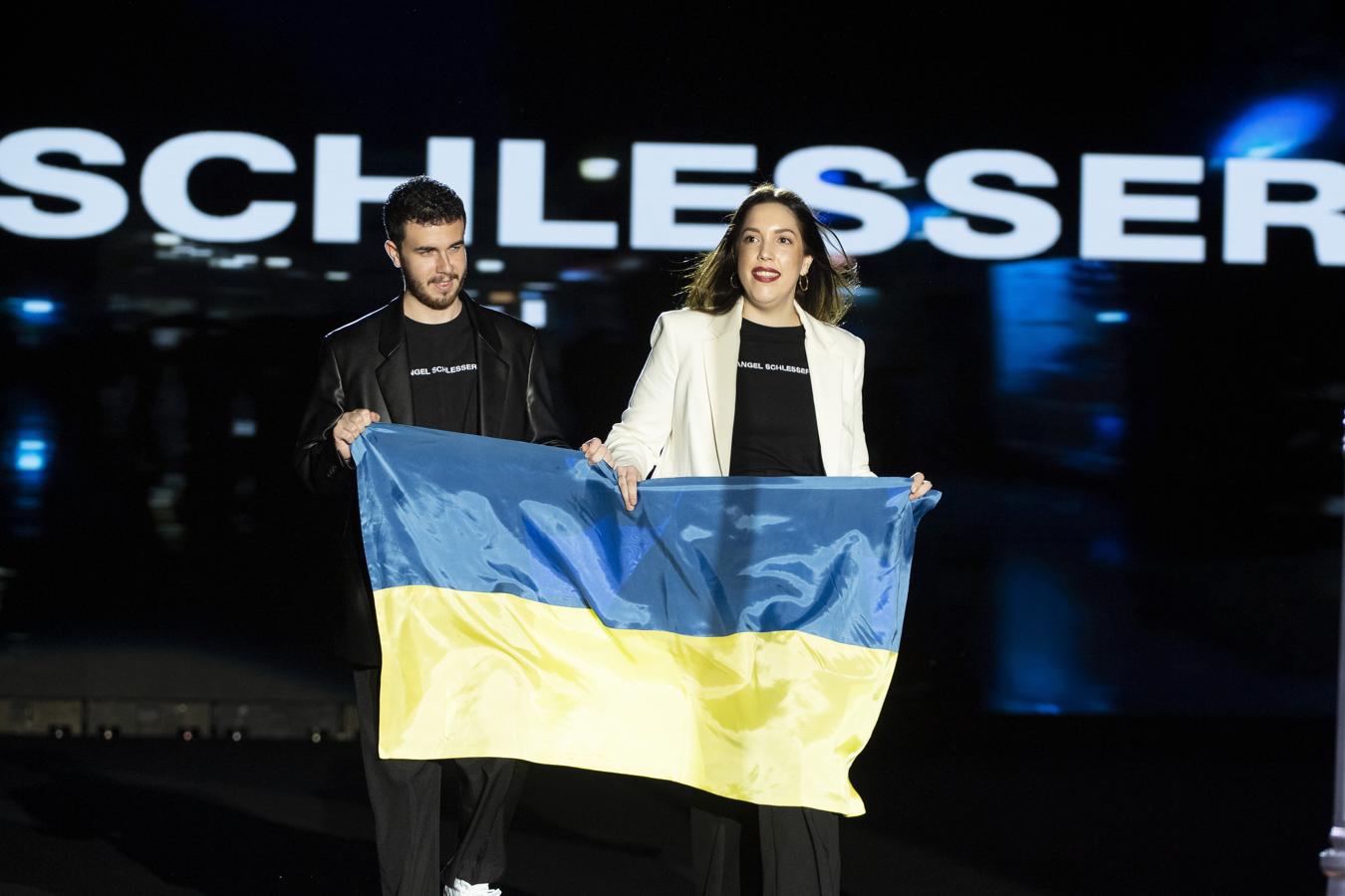 Ángel Schlesser otoño-invierno 2022/23. Los diseñadores de la firma cierran el desfile con una bandera de Ucrania.