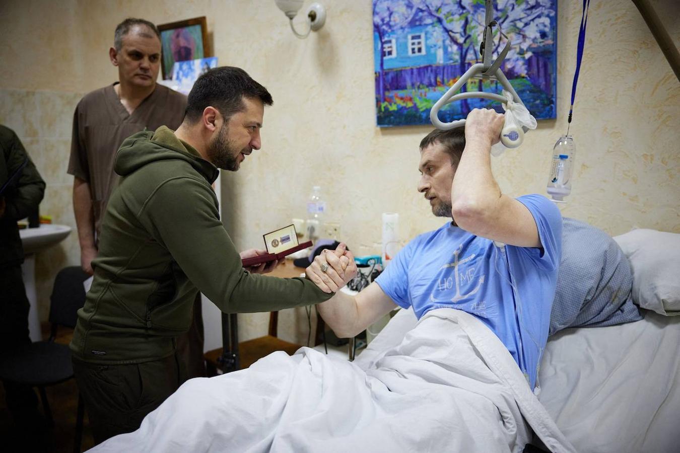 Galería: Zelenski visita un hospital militar en Kiev