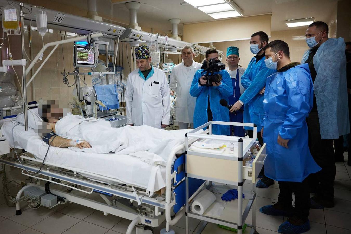 Galería: Zelenski visita un hospital militar en Kiev