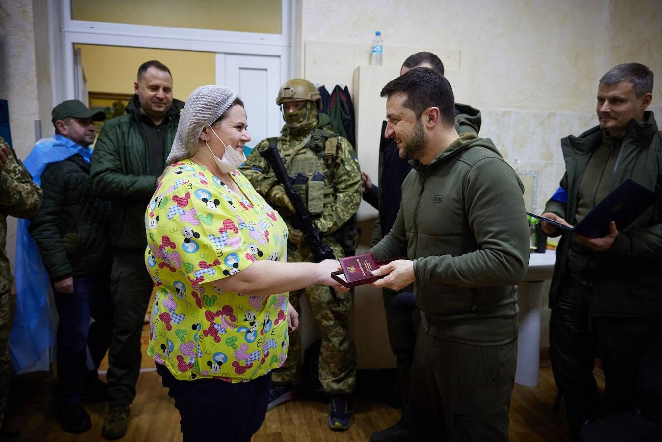 Galería: Zelenski visita un hospital militar en Kiev