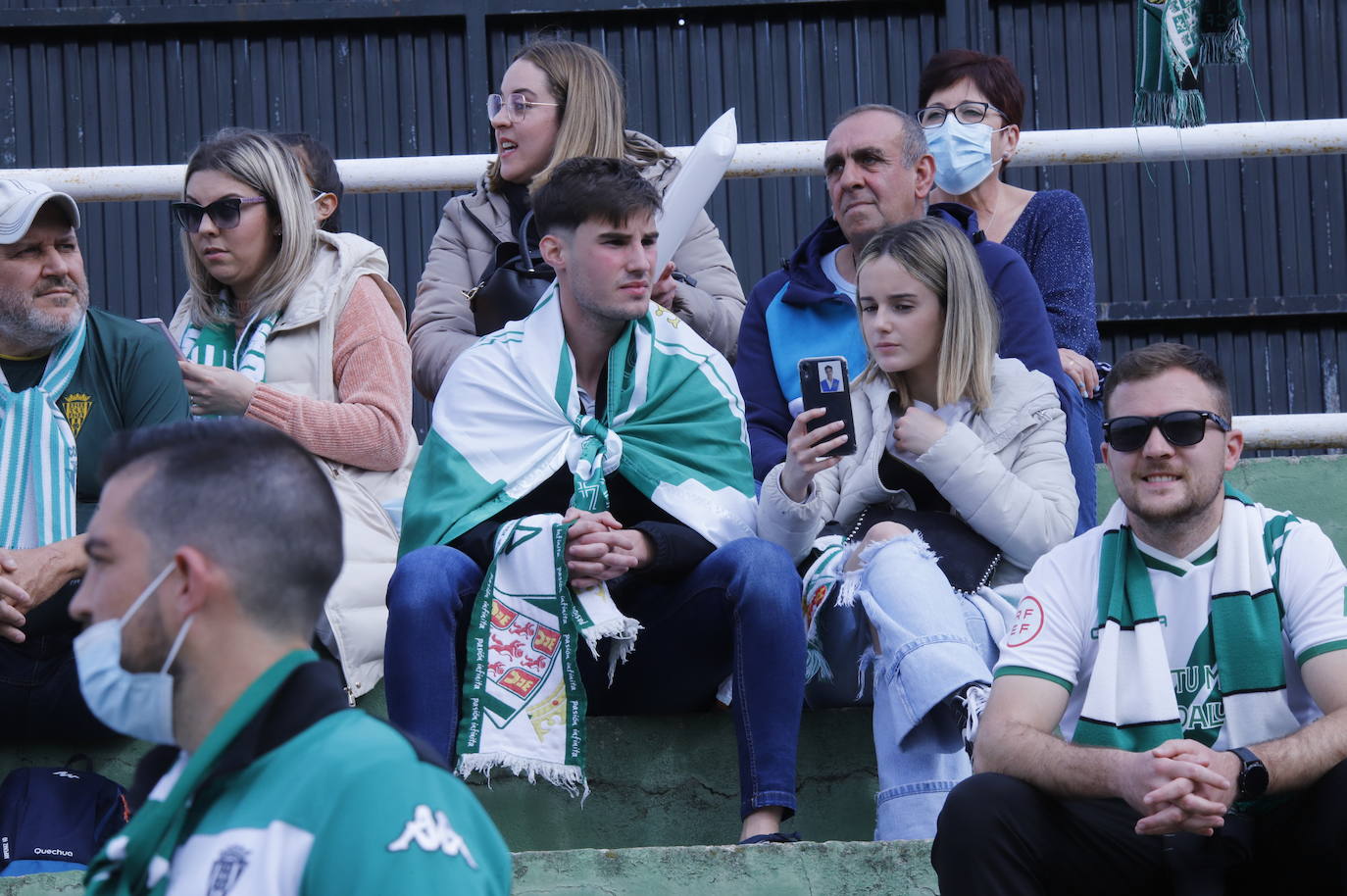 El ambientazo de la afición del Córdoba CF ante el Antequera en El Maulí, en imágenes