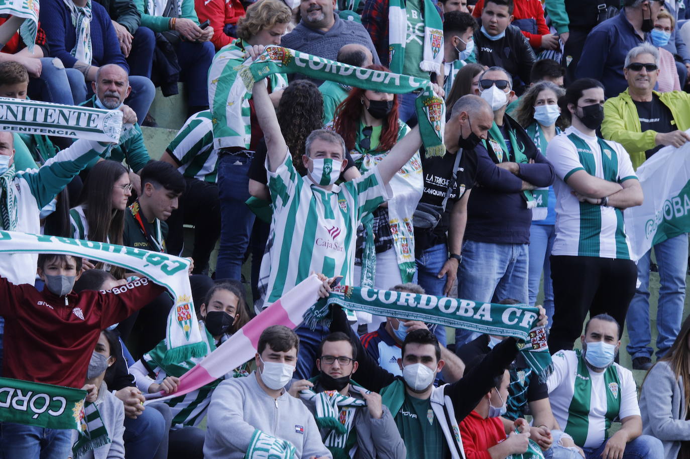 El ambientazo de la afición del Córdoba CF ante el Antequera en El Maulí, en imágenes