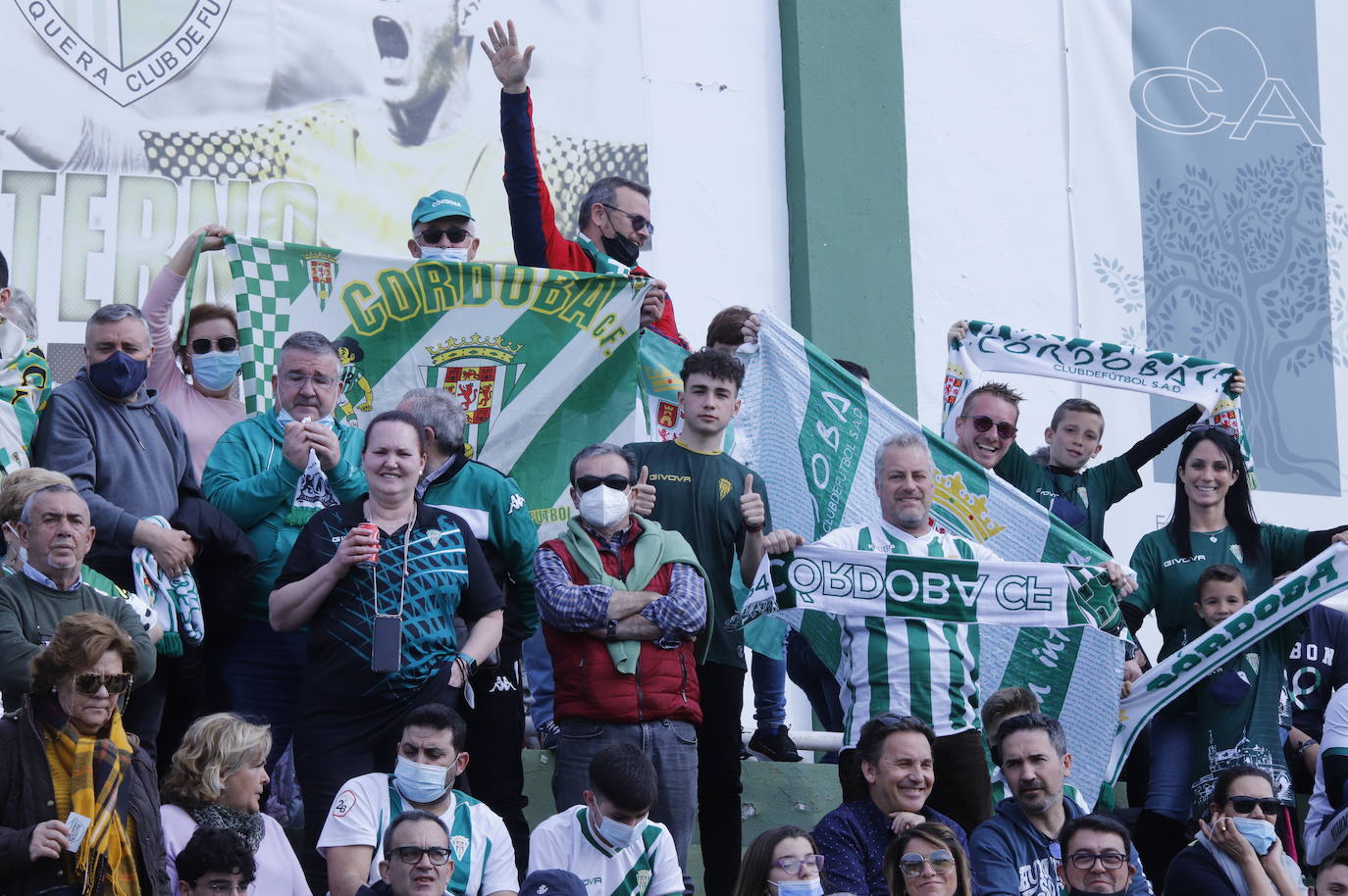 El ambientazo de la afición del Córdoba CF ante el Antequera en El Maulí, en imágenes