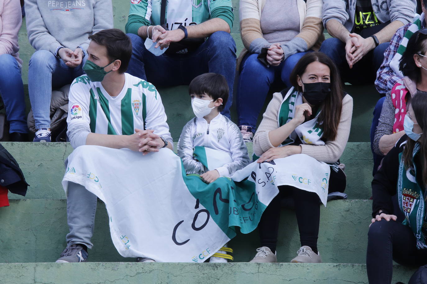 El ambientazo de la afición del Córdoba CF ante el Antequera en El Maulí, en imágenes