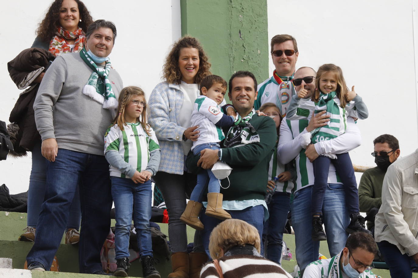 El ambientazo de la afición del Córdoba CF ante el Antequera en El Maulí, en imágenes