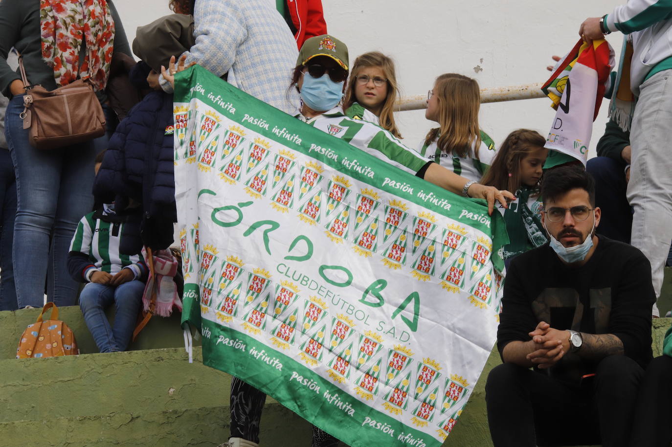 El ambientazo de la afición del Córdoba CF ante el Antequera en El Maulí, en imágenes