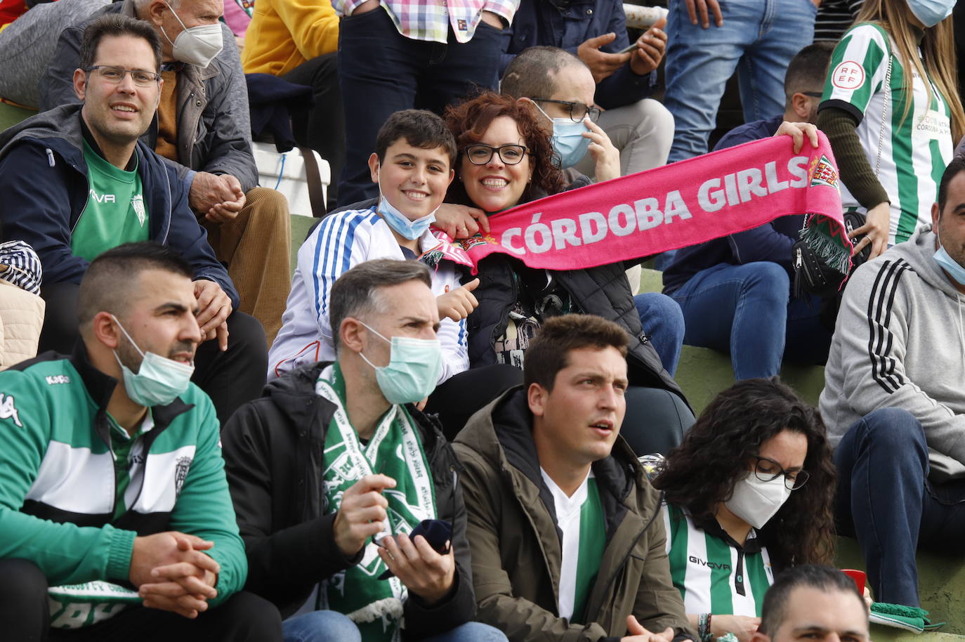 El ambientazo de la afición del Córdoba CF ante el Antequera en El Maulí, en imágenes