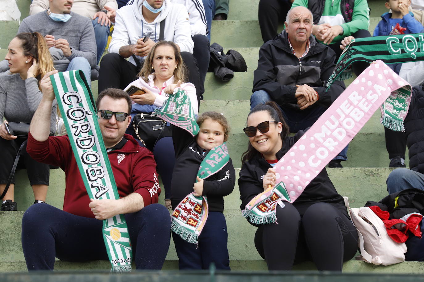 El ambientazo de la afición del Córdoba CF ante el Antequera en El Maulí, en imágenes