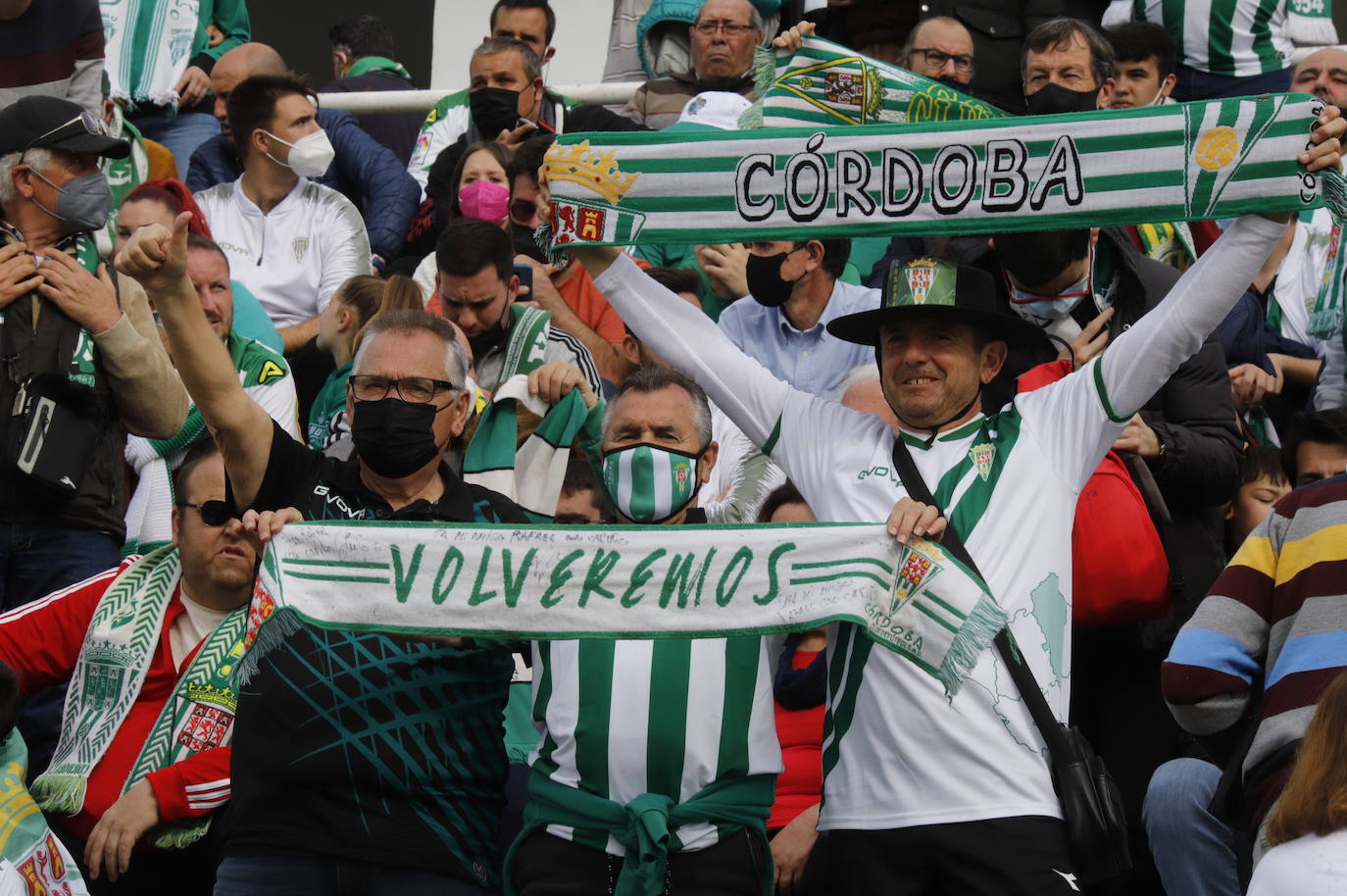 El ambientazo de la afición del Córdoba CF ante el Antequera en El Maulí, en imágenes