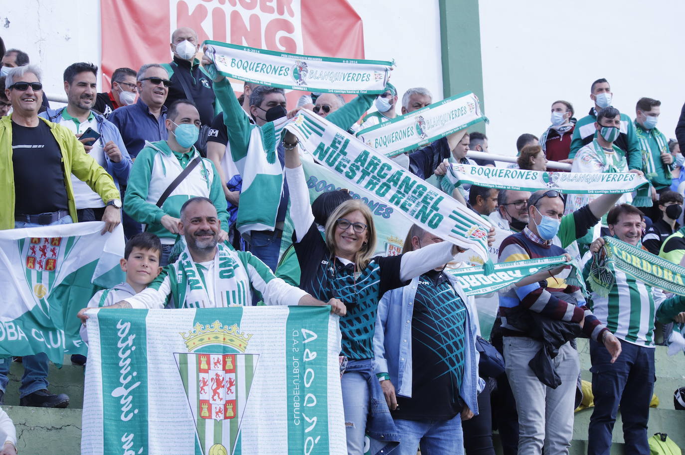 El ambientazo de la afición del Córdoba CF ante el Antequera en El Maulí, en imágenes