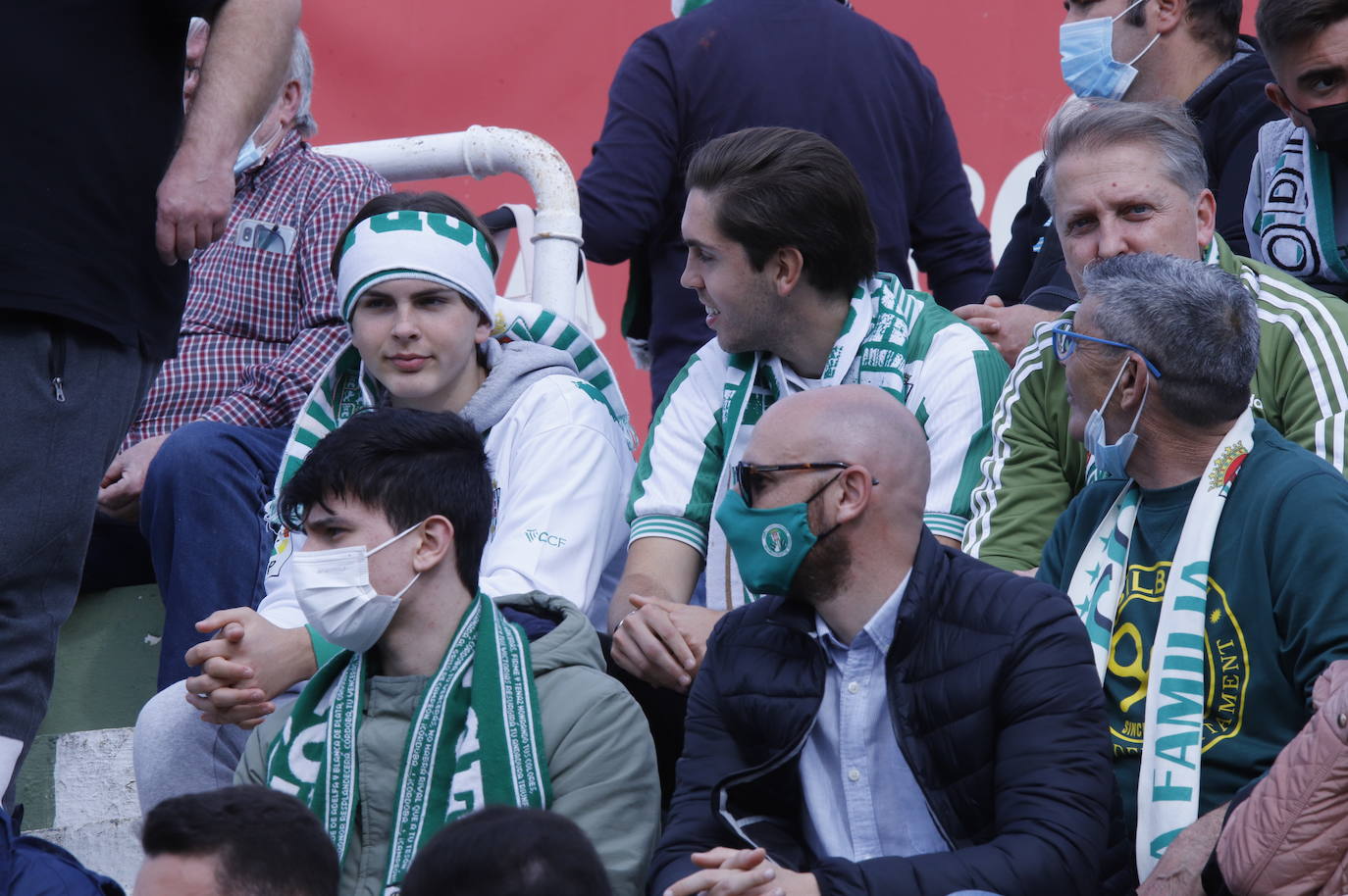 El ambientazo de la afición del Córdoba CF ante el Antequera en El Maulí, en imágenes