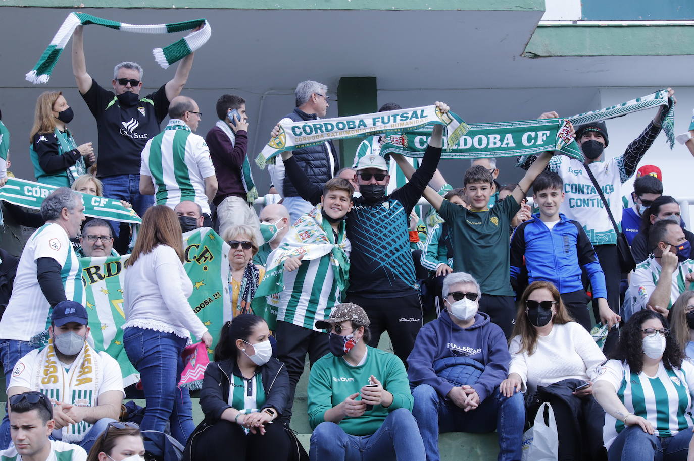 El ambientazo de la afición del Córdoba CF ante el Antequera en El Maulí, en imágenes