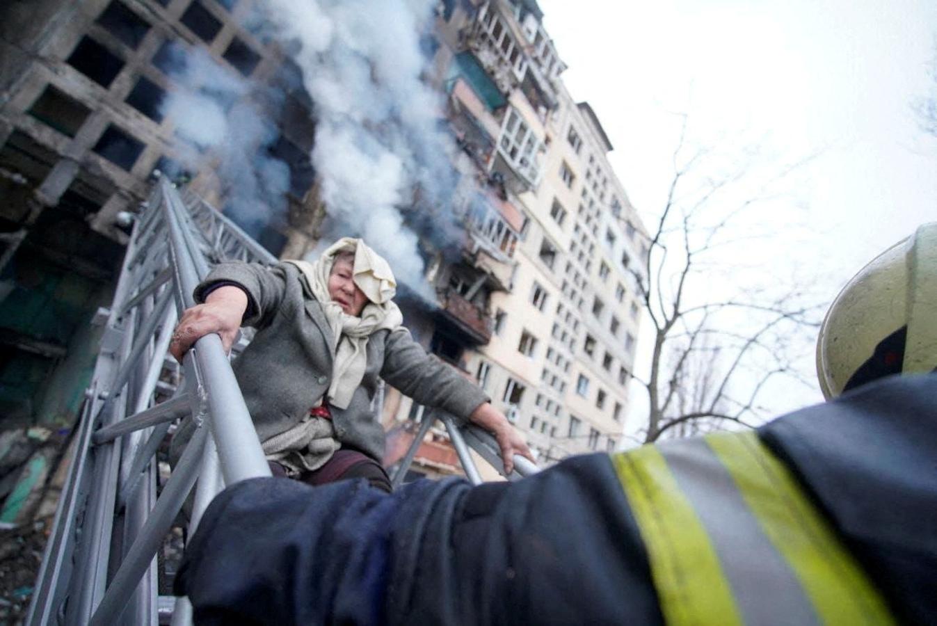 Una mujer es rescatada después del bombardeo a un edificio residencial. 