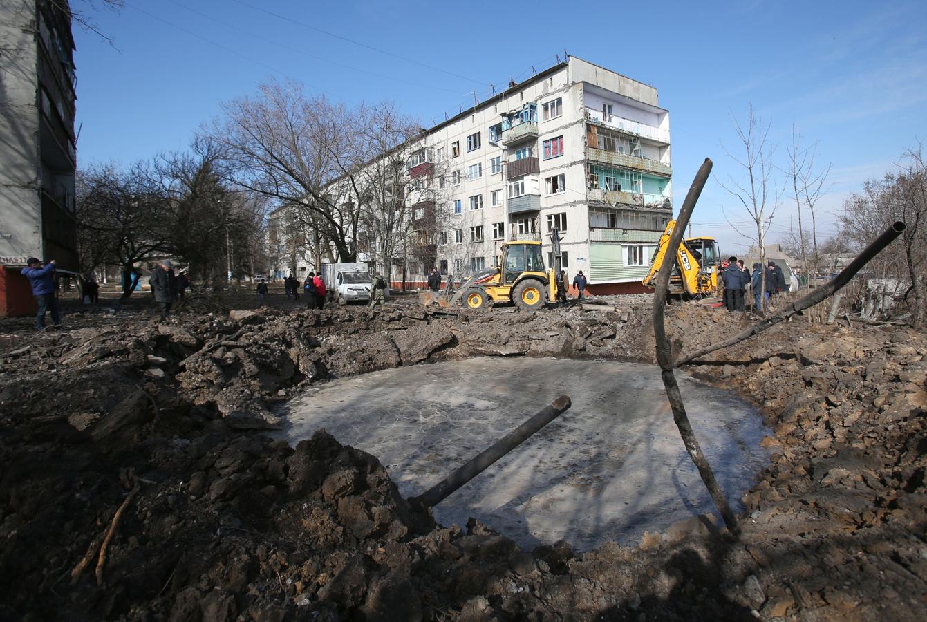 Los servicios comunales se ocupan de las consecuencias de la explosión de un misil balístico en una zona residencial de Kramatorsk. 