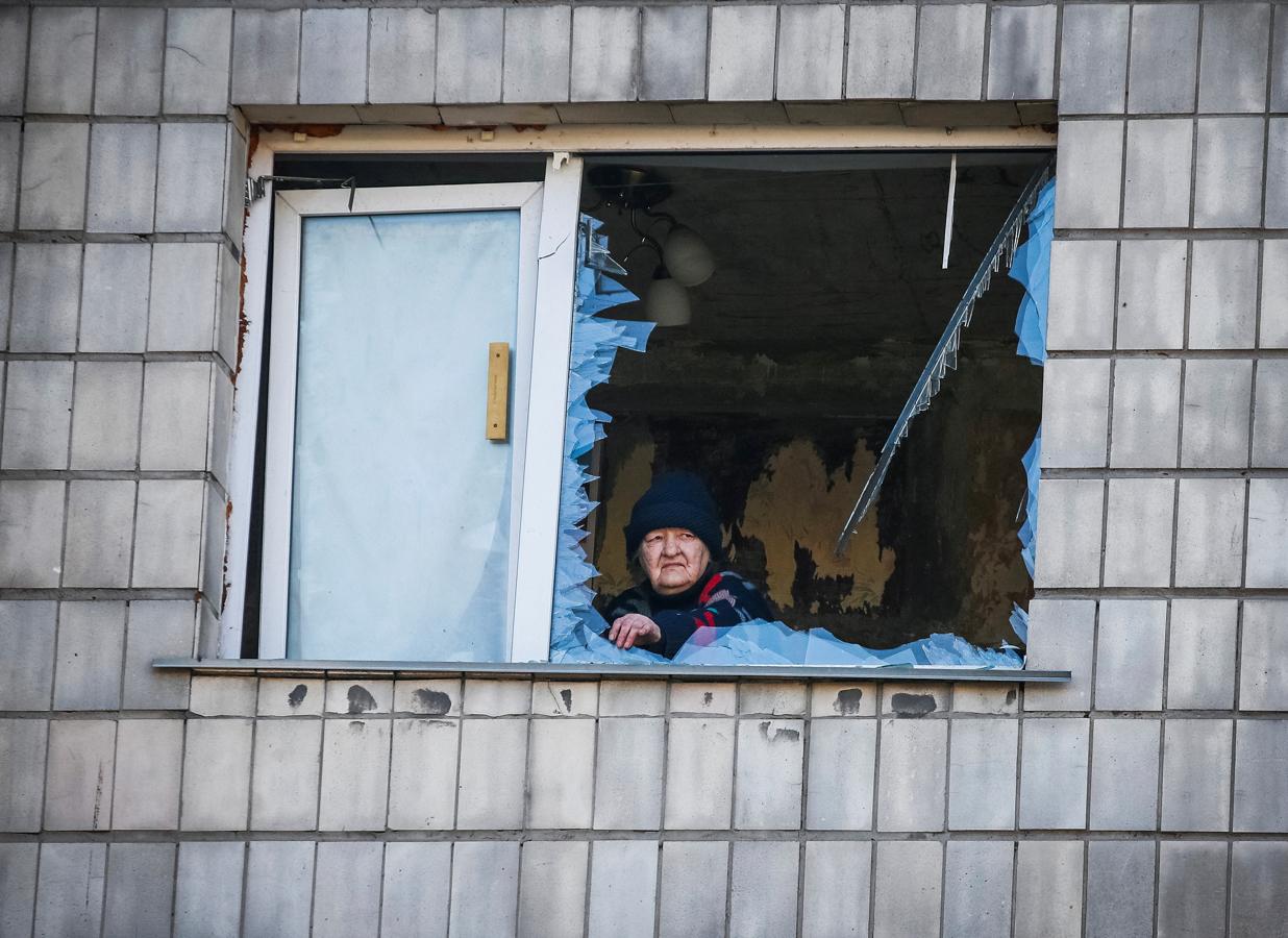 Una mujer comprueba los destrozos en su casa en Kiev. 