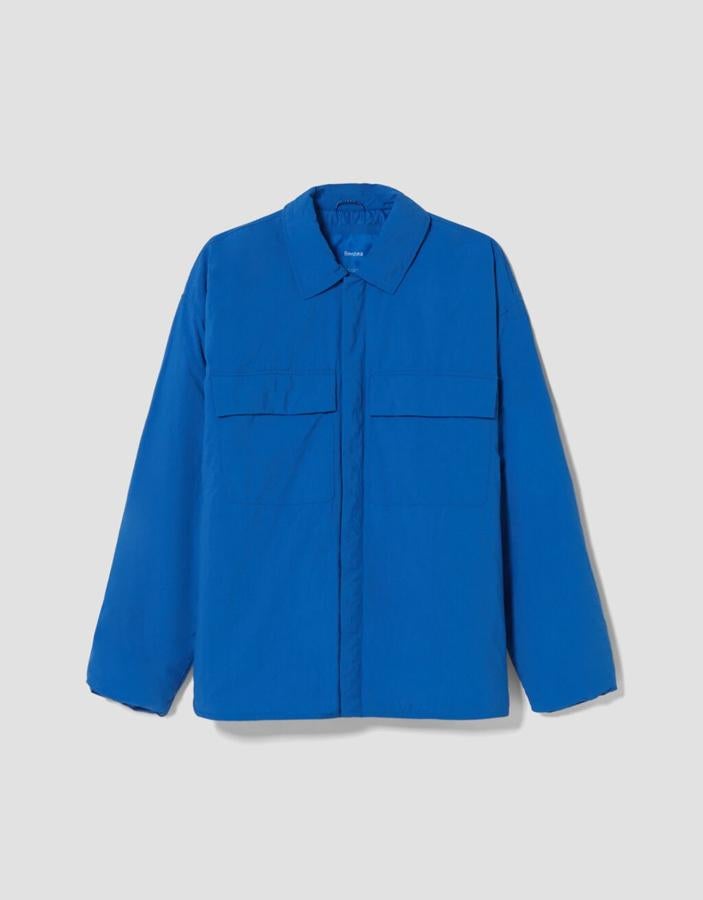 Bershka - Regalos para acertar en el Día del Padre. Sobrecamisa acolchada azul eléctrico de corte oversize, de Bershka. Precio: 39,99€.
