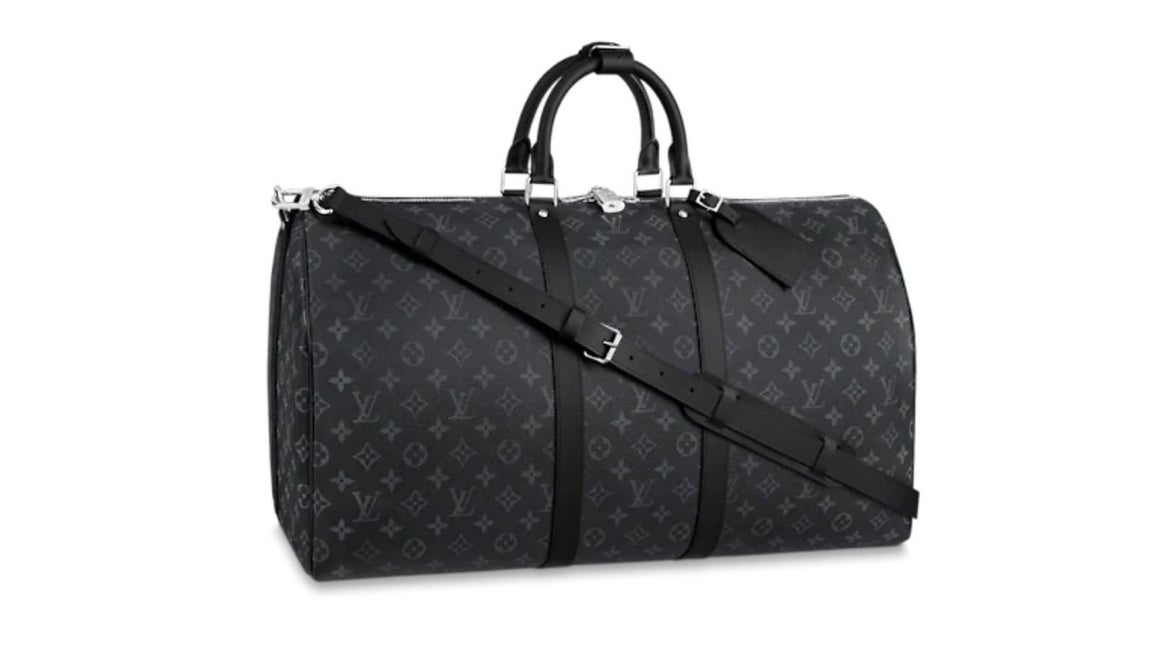 Louis Vuitton - Regalos para acertar en el Día del Padre. Bolsa de viaje modelo Keepal 55 con estampado monogram en negro y gris, de Louis Vuitton. Ligera, flexible y siempre a punto para una salida improvisada. Precio: 1.900€.