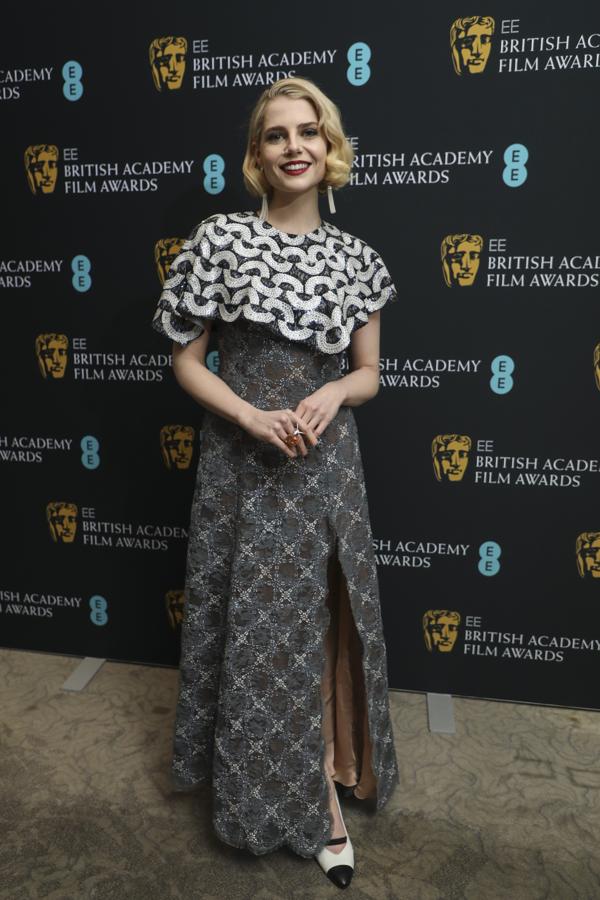 Lucy Boynton - Premios Bafta 2022. Apostó por un diseño de Chanel de inspiración vintage con un escote que parecía ujna capa y una gran abertura en la pierna.