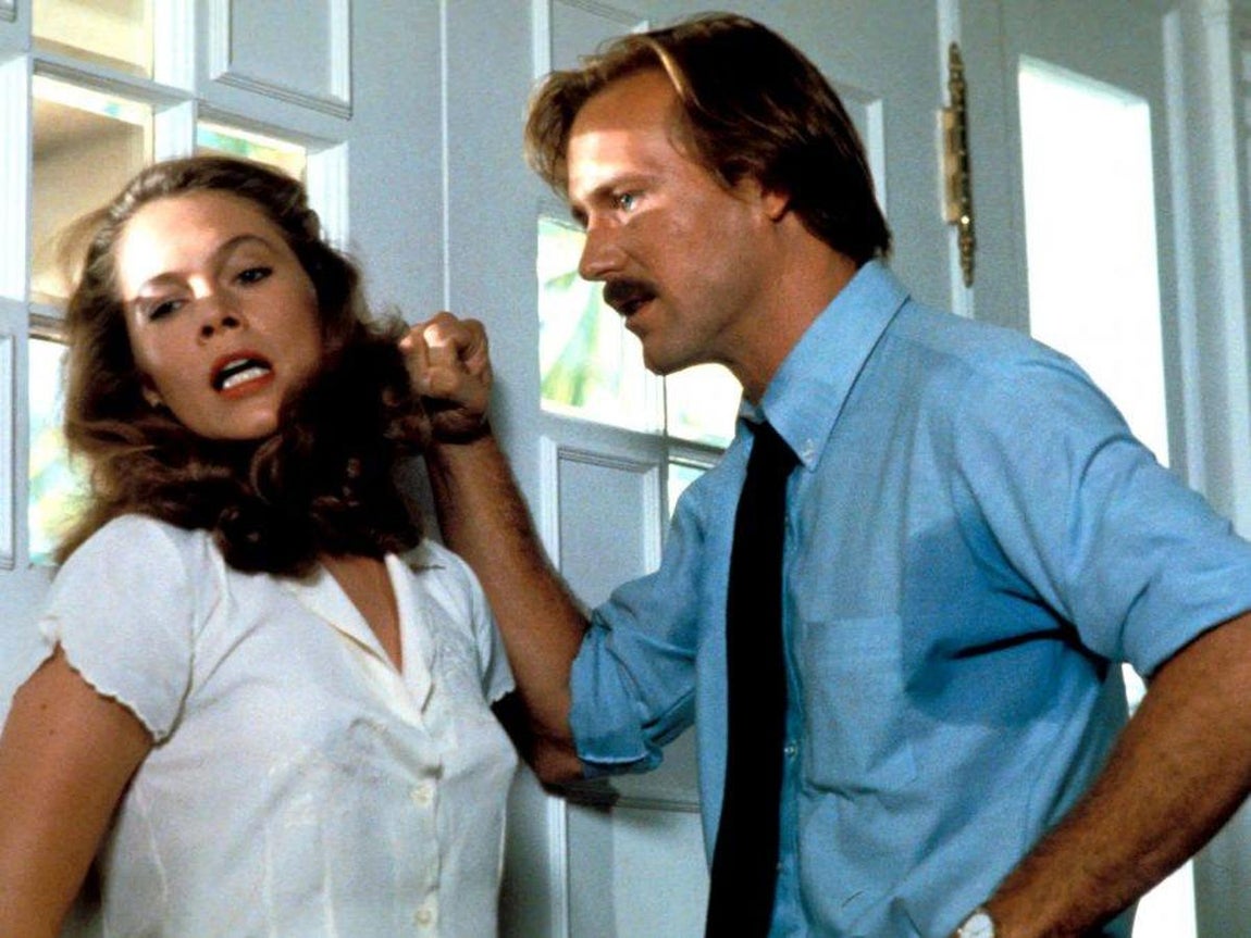 Fuego en el cuerpo (1981). William Hurt y Kathleen Turner protagonizan este thriller erótico ambientado en una ola de calor y producido en los años ochenta (un género en sí mismo). El actor ya había cumplido los 30 cuando la fama le llegó con este papel, un inepto abogado que acaba matando al marido de su amante (Turner).