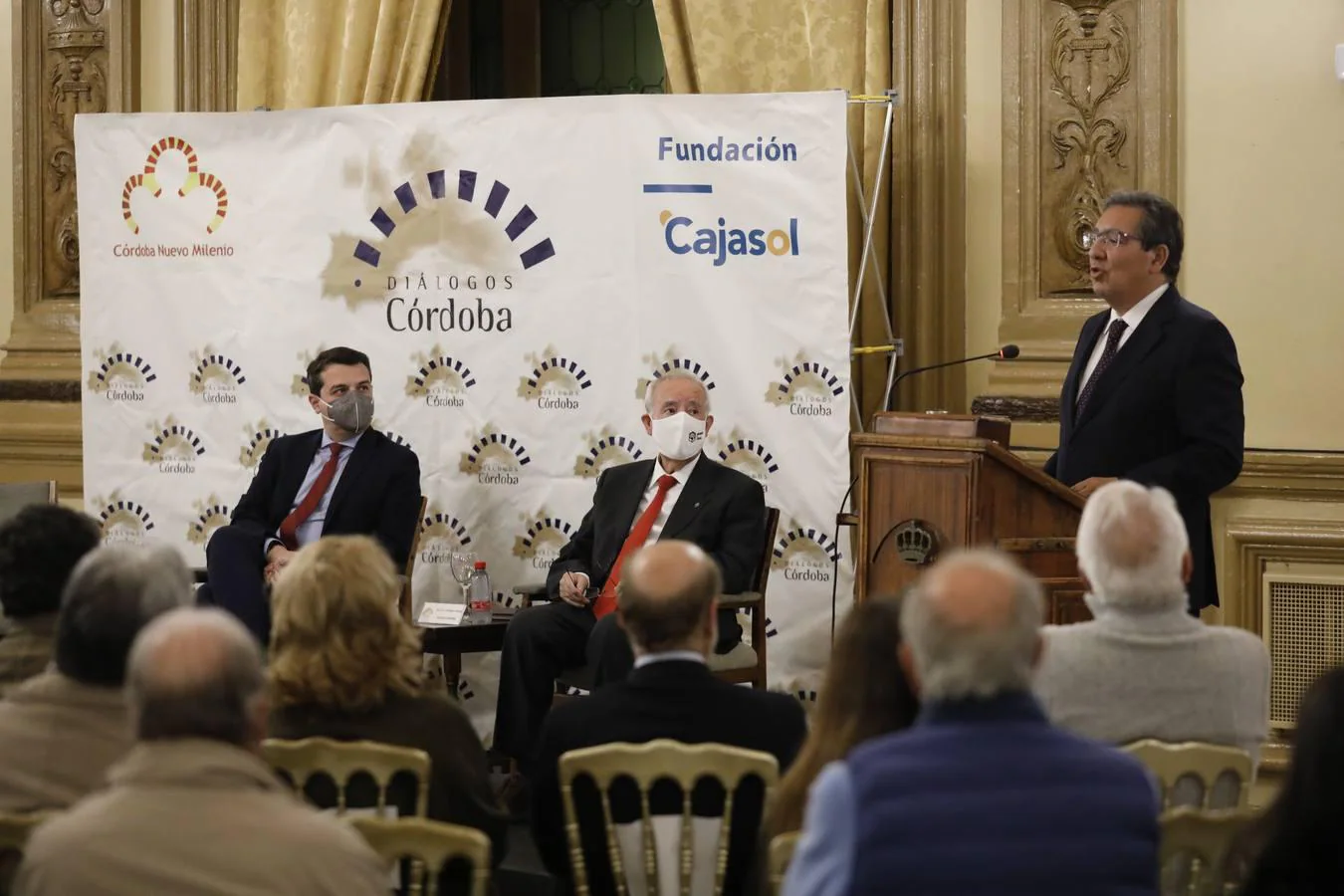 La conferencia del alcalde de Córdoba en el Foro Amador Jover, en imágenes