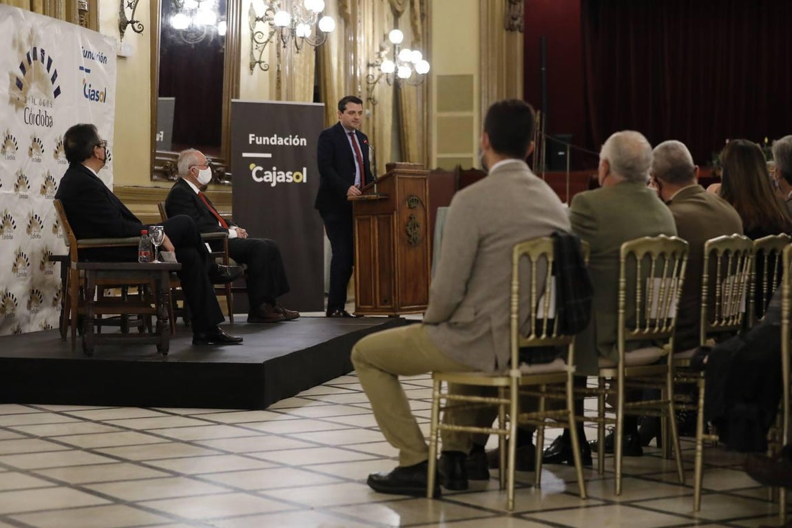 La conferencia del alcalde de Córdoba en el Foro Amador Jover, en imágenes