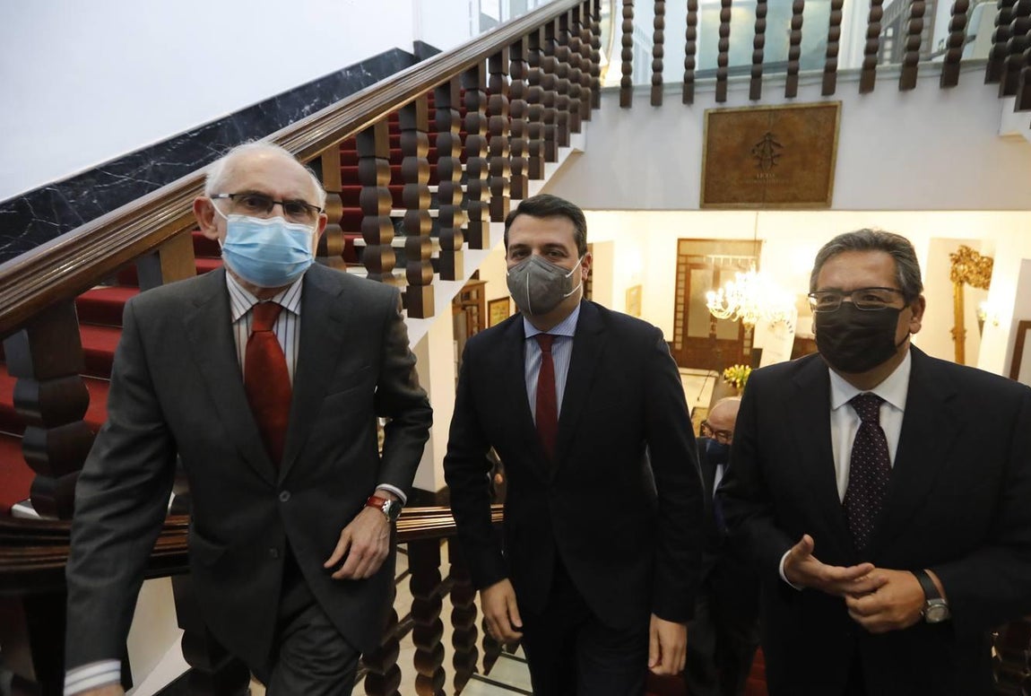 La conferencia del alcalde de Córdoba en el Foro Amador Jover, en imágenes