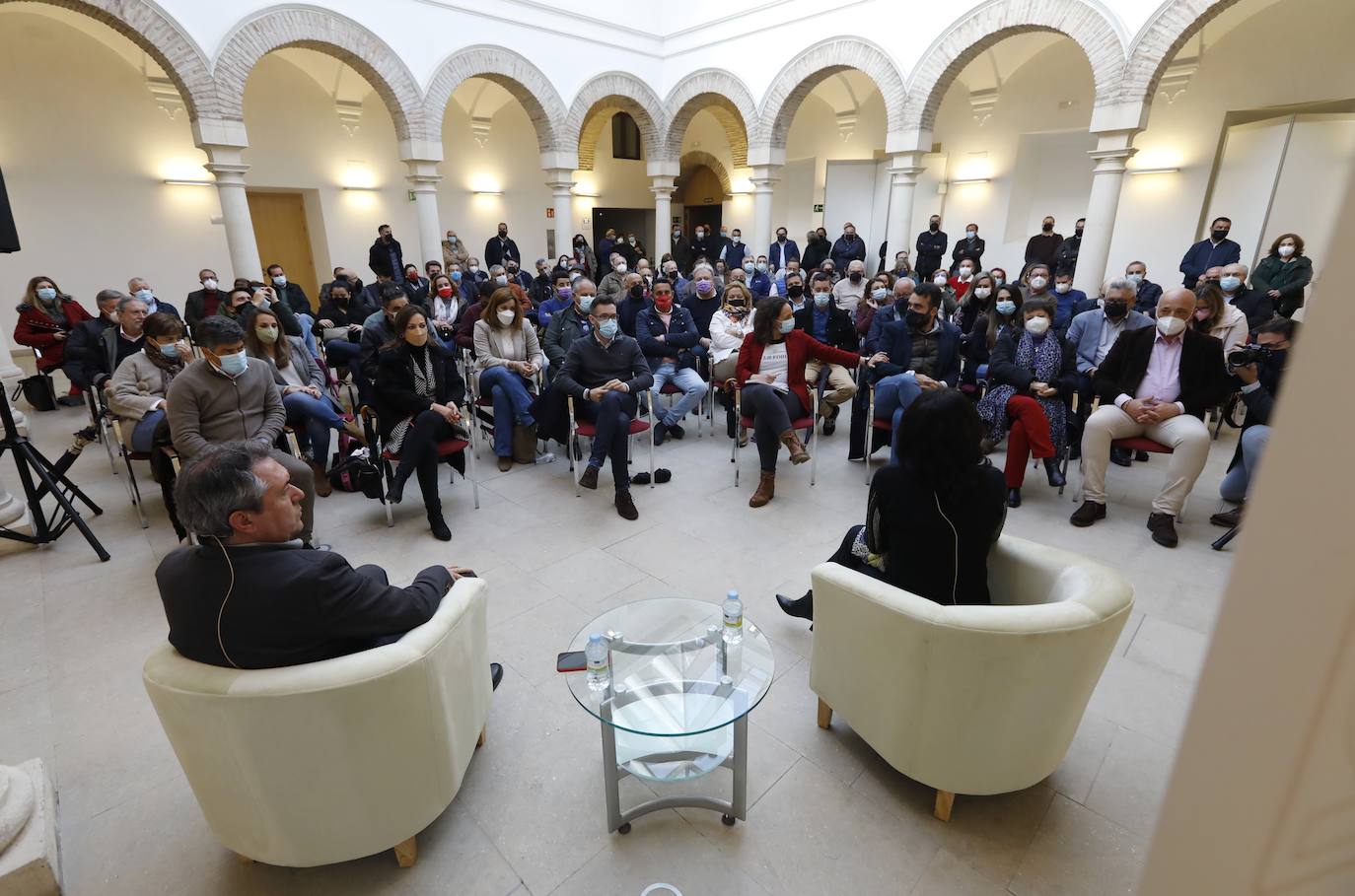 El encuentro de Juan Espadas con militantes del PSOE en Córdoba, en imágenes