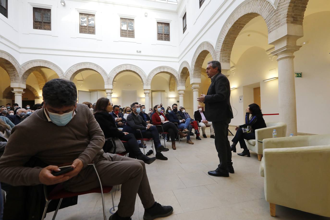 El encuentro de Juan Espadas con militantes del PSOE en Córdoba, en imágenes