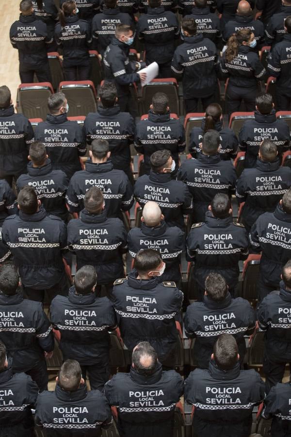 Los nuevos policías locales de Sevilla toman posesión de su cargo