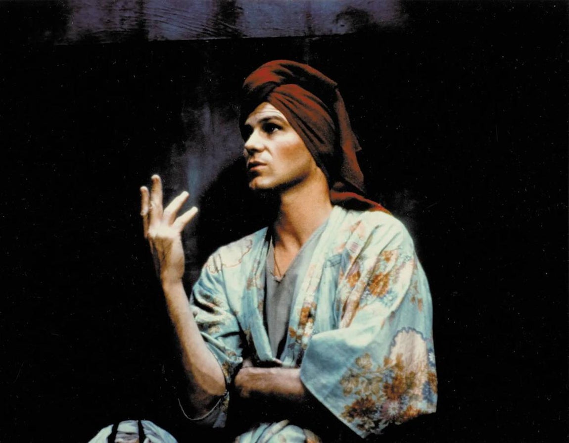 El beso de la mujer araña (1985). William Hurt ganó su primer y único Oscar como mejor actor protagonista por la adaptación al cine de la novela homónima del escritor argentino Manuel Puig. Hurt, que tuvo que decir que no era homosexual, se documentó lo máximo posible para interpretar a este preso gay durante la dictadura brasileña: habló con sus amigos, frecuentó bares de ambiente... Hurt decidió interpretar como una mujer trans.