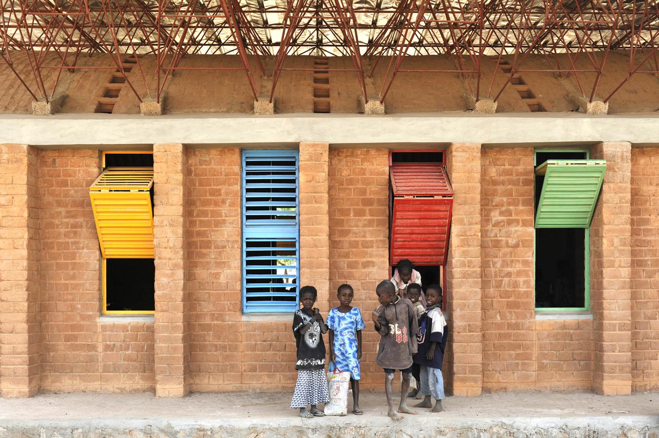 Escuela primaria de Gando. Primer proyecto de Keré y que refleja claramente su ideología de trabajo: un edificio construido enteramente con recursos locales y que opere como manantial de mejora para las condiciones de vida de la comunidad.