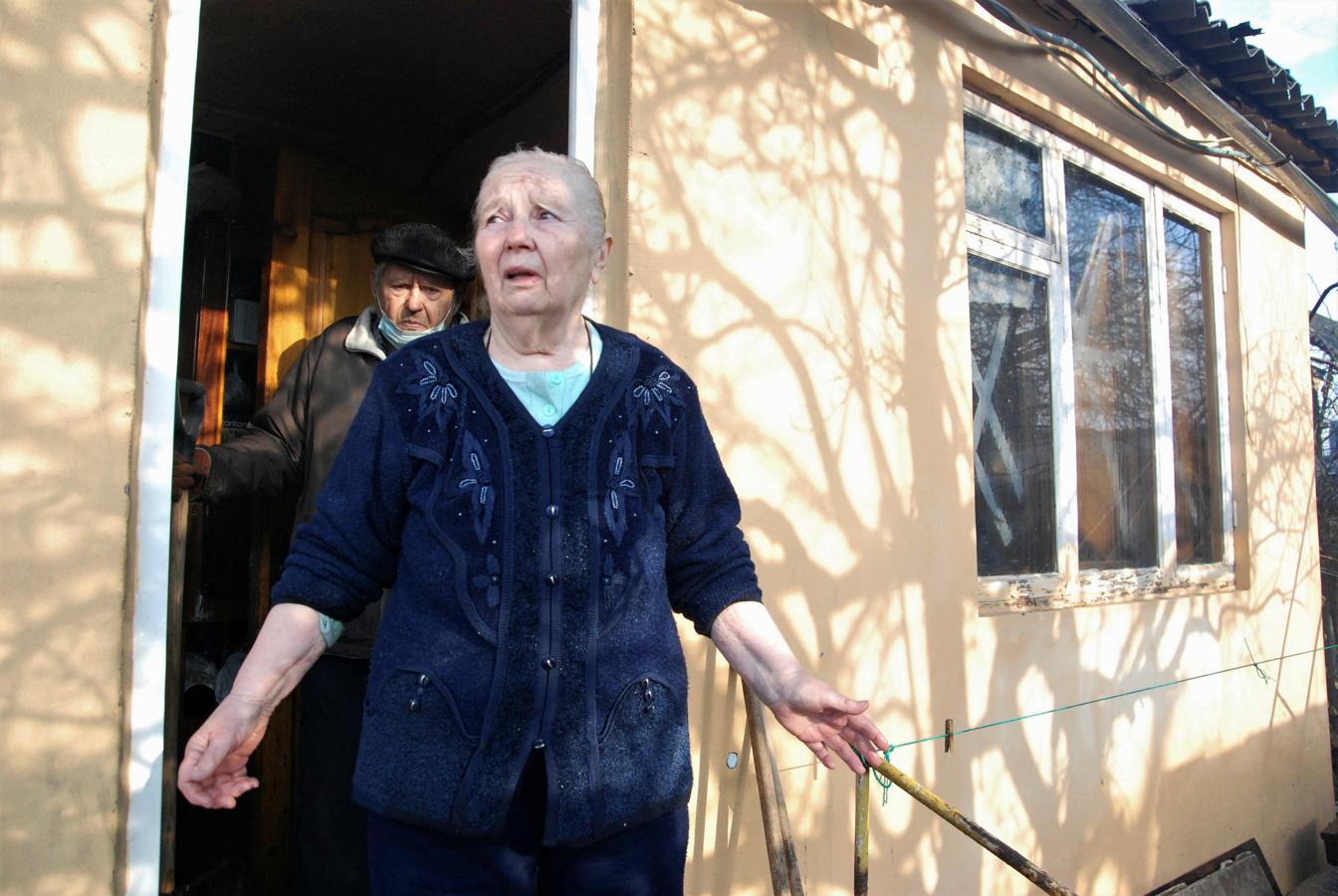 Una mujer reacciona tras ser bombardeada su casa en Járkov. 