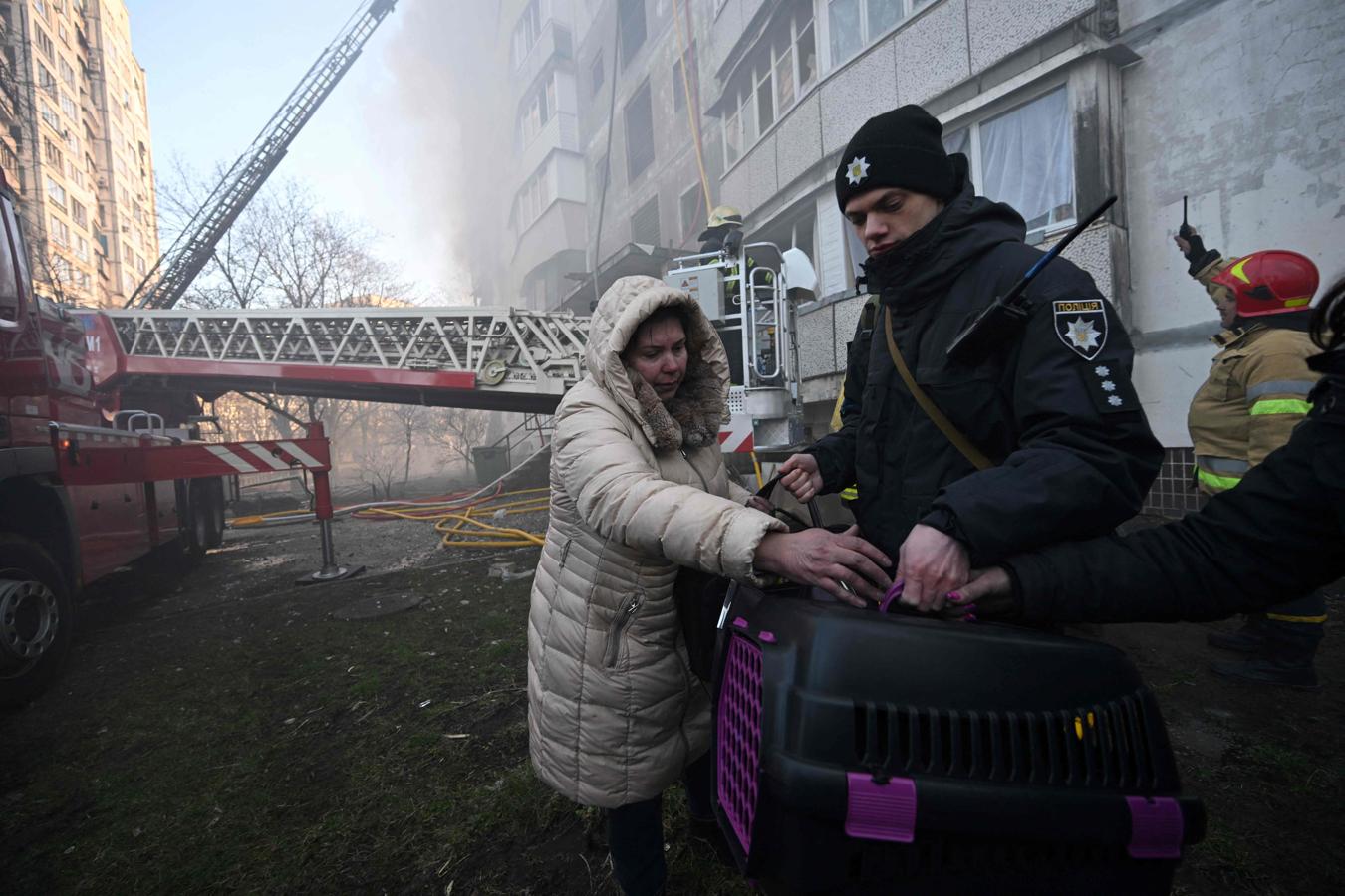 Evacúan a los residentes de un edificio atacado en Kiev. 