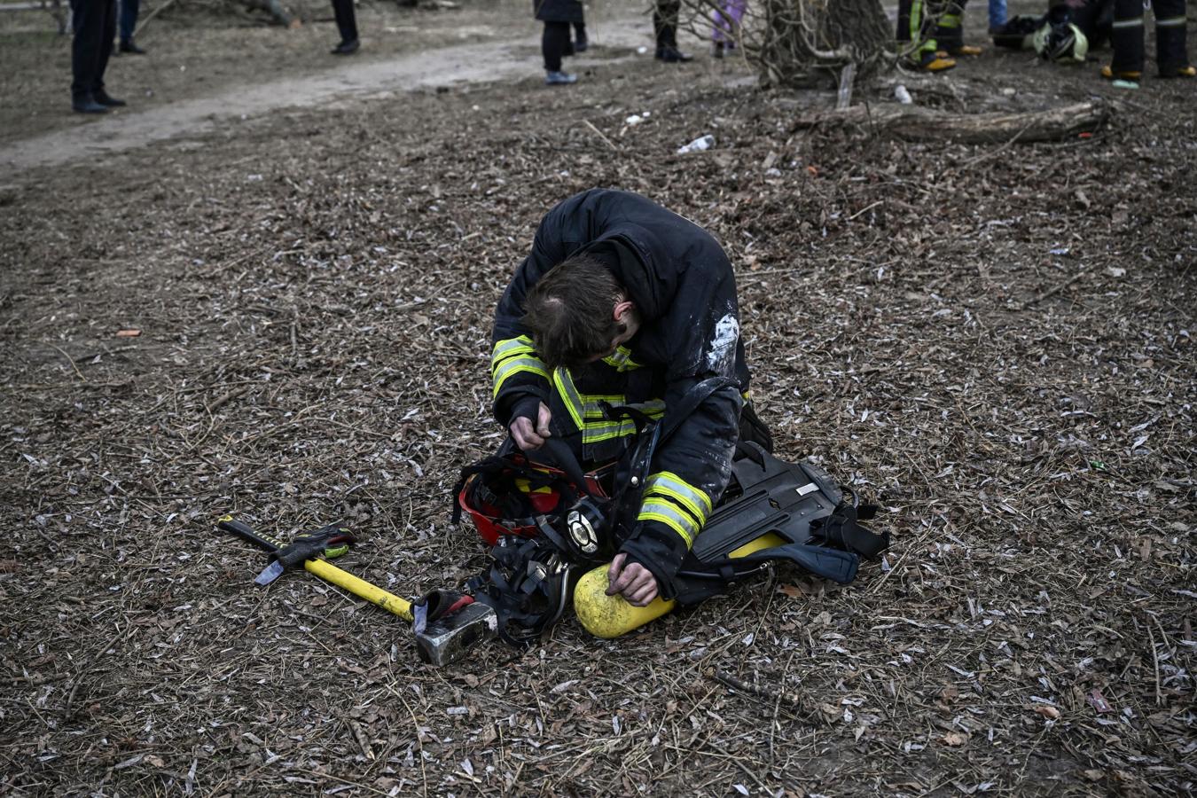 Un bombero descansa después de trabajar en la extinción del edificio atacado en Kiev. 