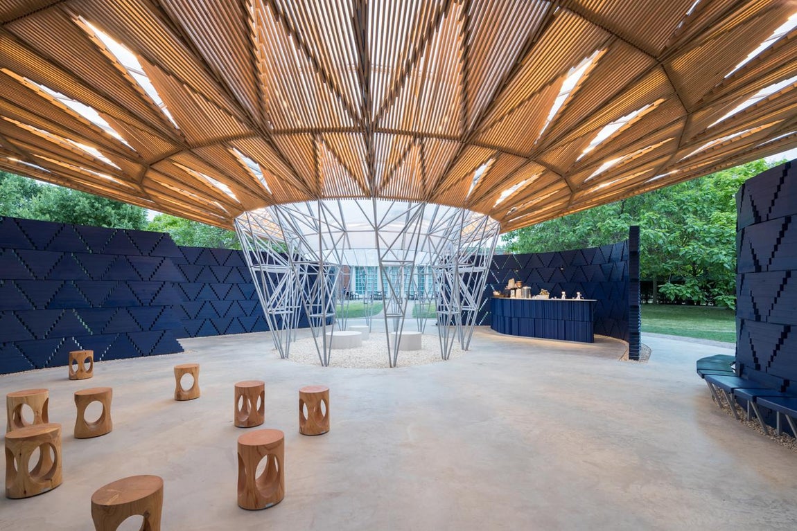 Serpentine Pavilion. Kéré lo concibió como un microcosmos, una estructura comunitaria que fusiona las referencias culturales su país, Burkina Faso, con técnicas de construcción experimental. El proyecto se inspira en el gran árbol en su ciudad natal de Gando, donde los pobladores se reúnen para reflexionar sobre el día. Creaba sentido de comunidad al tiempo que conectaba a las personas con la naturaleza