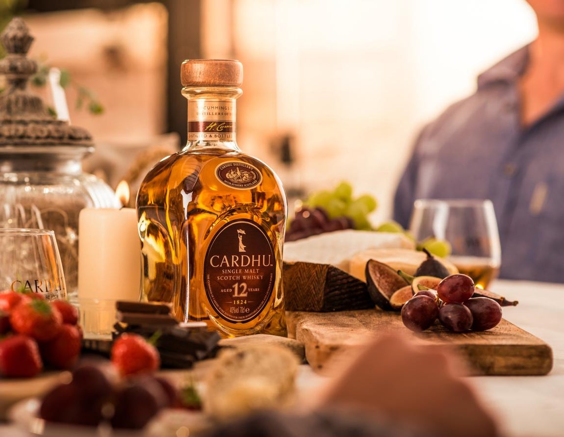 Un viaje gastronómico por Escocia. Para celebrar una fecha tan especial, la reconocida marca de whisky de malta escocés Cardhu, ha creado con algunos de los restaurantes más populares de Madrid, Barcelona y Bilbao un menú único para que los padres más disfrutones tengan una velada inolvidable. Desde el 19 y hasta el 26 de marzo, cada restaurante ofrecerá en sus servicios de comida y cena un menúmuy especial inspirado en las tierras escocesas y de regalo una botella Cardhu 12 años para el padre  homenajeado. De esta forma, los asistentes no solo disfrutarán de una experiencia única con sus seres queridos, si no que contarán con una de las icónicas botellas para disfrutar en casa. Precio: cenas entre 40€ y 59€ / botella: 25,99€