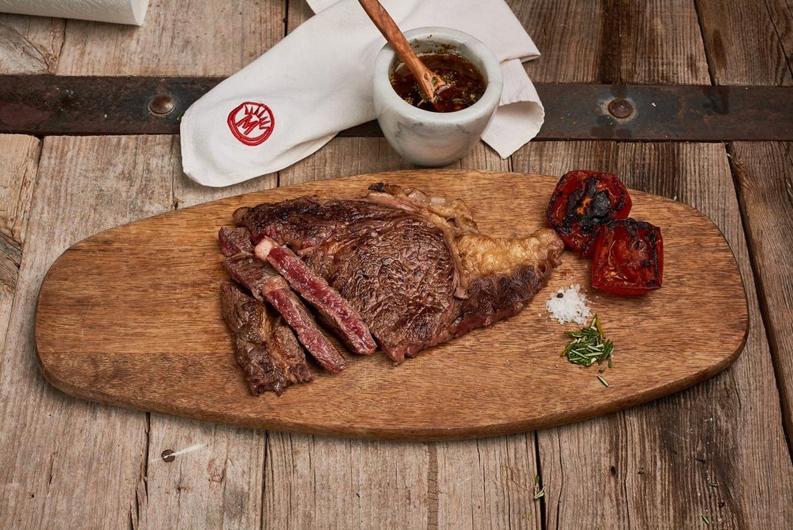 Una barbacoa ecológica y de lujo. Para todos esos padres amantes de la carne y de una buena barbacoa, las carnes de Dehesa El Milagro,100% ecológica, totalmente libre de trazas de antibióticos, hormonas conservantes y otros químicos son sin duda una elección imbatible para regalar y compartir el próximo 19 de marzo. Chuletón, entrecot, medallones de cadera.. unas piezas muy especiales para estos padres “eco”. La ganadería de vacuno pasea libremente por la finca rotando por los más de 20 parques de unas 7-8 has aproximadamente. Tiene acceso directo a los pastos y eso mejora notablemente la relación entre ácidos grasos omega6/omega3. El resultado es una carne de gran calidad, con un sabor intenso en las que además de vigilar todo el proceso de maduración, sus Maestros carniceros filetean las piezas para garantizar siempre no solo el mejor corte de cada pieza, sino también, un servicio de corte personalizado bajo pedido. CPV