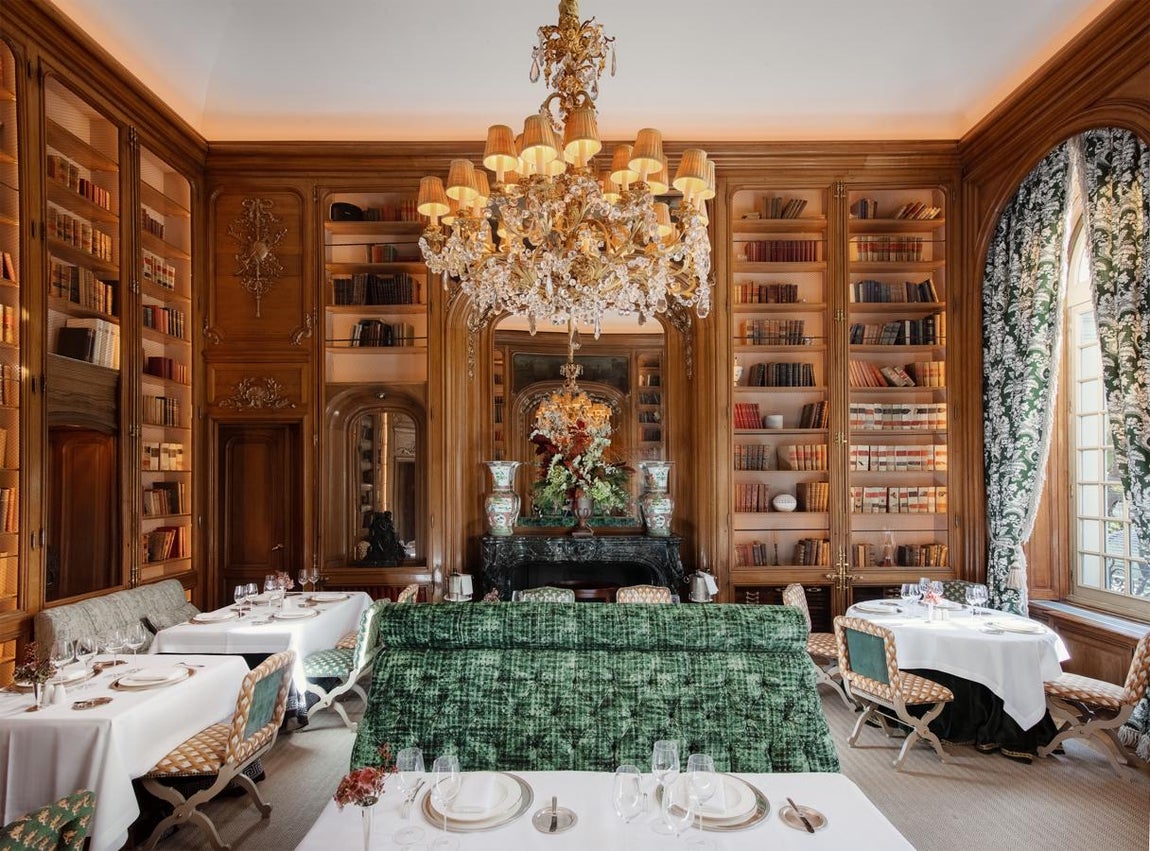 Una velada en un hotel emblemático. El Hotel Santo Mauro ofrece un plan difícil de rechazar durante el fin de semana del 19 de marzo en el restaurante del hotel, La Biblioteca Gresca a manos del reputado chef catalán Rafa Peña. Con opción de comida o cena, todo aquel que lo desee podrá disfrutar de un menú espacial con motivo del Día del Padre con distintos pases y platos tan apetecibles como Ostra Bretona a las brasas, Foie mi cuit con velo de oporto y pan brioche, Royale gelée de cigala gallega, toques de soja y tomate de temporada, Espárragos trigueros con cremoso de tupinambo, queso Comté y caviar Imperial, Rodaballo a la brasa, alcachofas confitadas y su velouté y Carrillera de ternera al vino tinto y parmentiere de tubérculos, entre otras propuestas. El menú tendrá un precio de 70€ por persona.