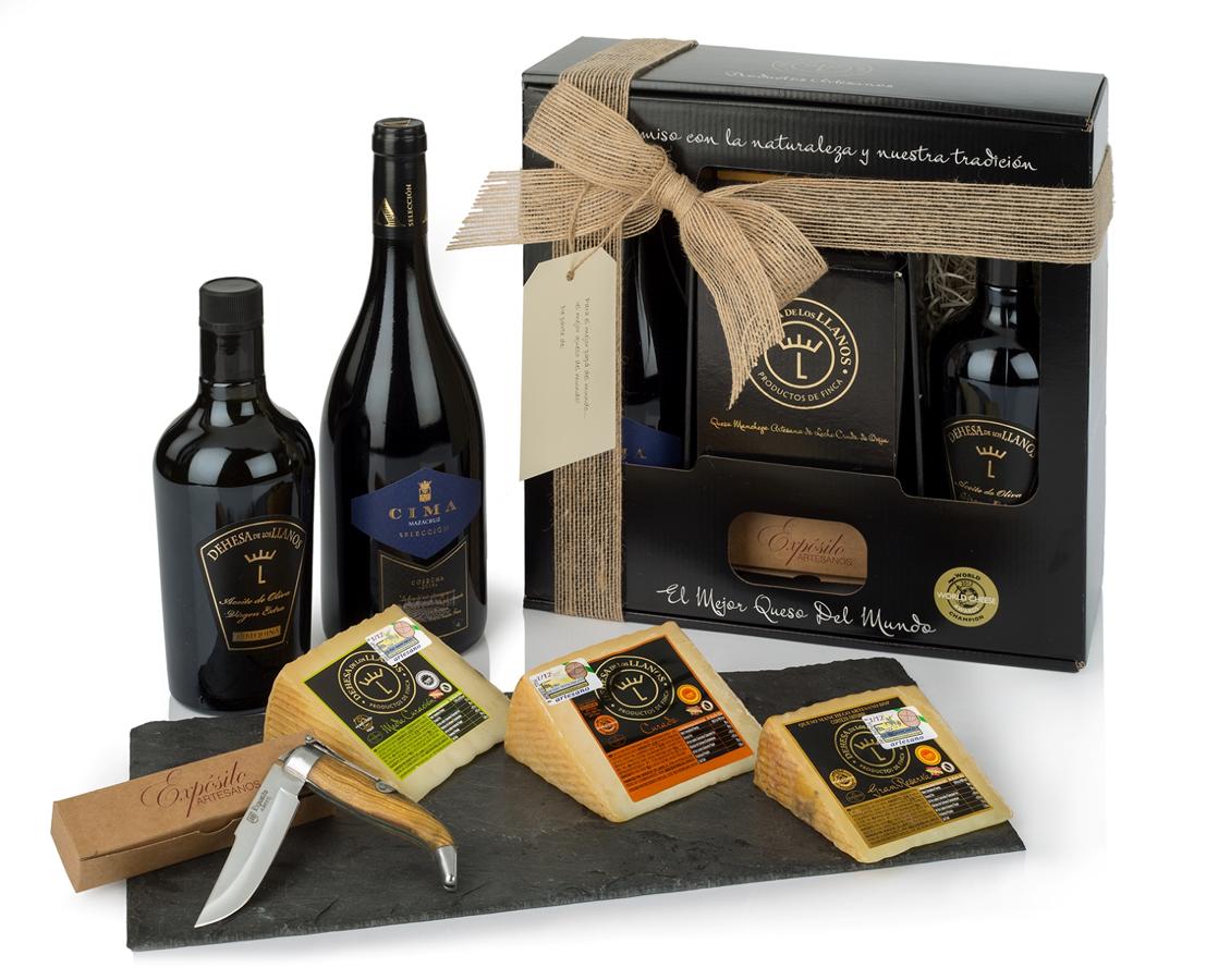 Un aperitivo tradicional con el mejor queso del mundo. Para esos padres amantes de la tradición y de degustar productos de verdadera calidad, Dehesa de Los Llanos propone una pack gourmet que incluye una navaja Edición Limitada de los Cuchilleros Artesanos Albaceteños Expósito, este año elaborada con madera de olivo apoyando la sostenibilidad y los oficios artesanos, pues es realizada con las mismas técnicas que se han heredado a lo largo del tiempo, fabricada a mano y de manera individual. Además, este pack nos traslada a la finca con sus productos ecológicos y de Km 0. Las tres curaciones de queso Manchego Artesano (aptos para intolerantes a la lactosa, celíacos y alérgicos al huevo) irán acompañadas de una botella de aceite de oliva virgen extra de variedad arbequina y su vino tinto Cima Mazacruz 2019 elaborado con uvas Cabernet Sauvignon y Merlot. Precio: 59€