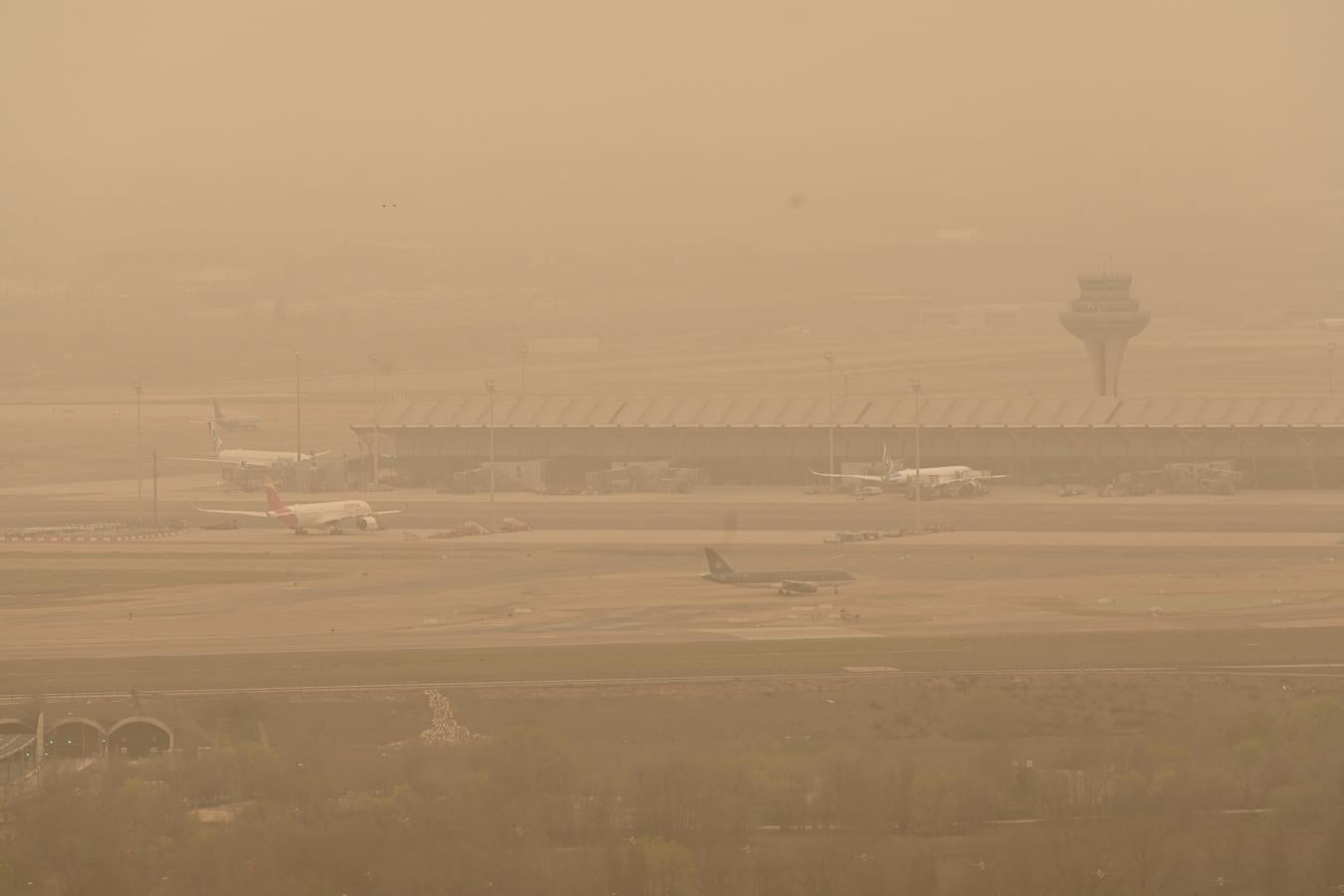 Aeropuerto Adolfo Suárez- Madrid Barajas. Vista desde Paracuellos del Jarama del aeropuerto de la capital cubierto por el polvo