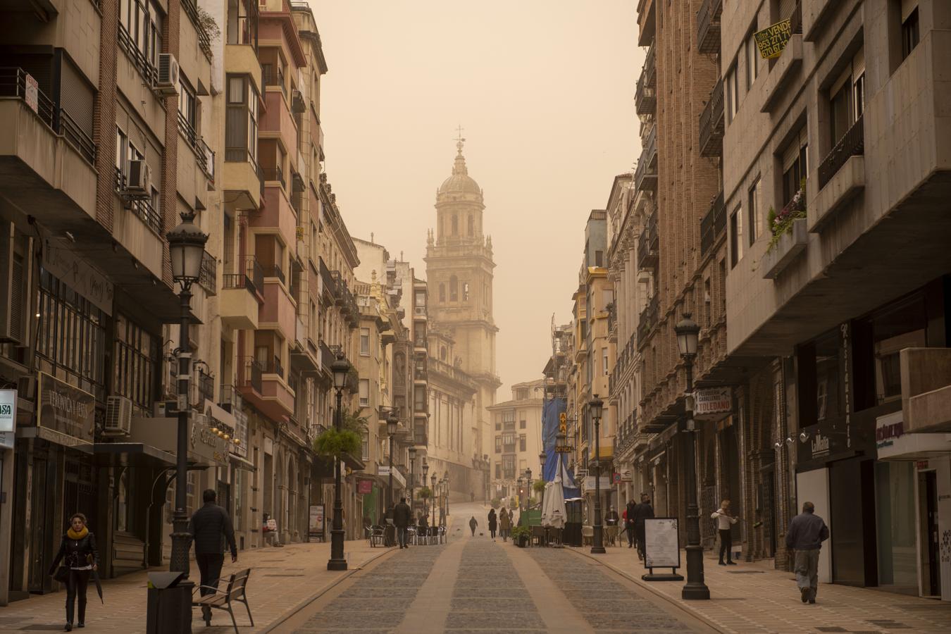 Polvo en suspensión sobre Jaén. Vista de la calle Bernabé Soriano, con la catedral de Jaén al fondo que ha amanecido este martes cubierta con el polvo en suspensión que proviene del Sáhara