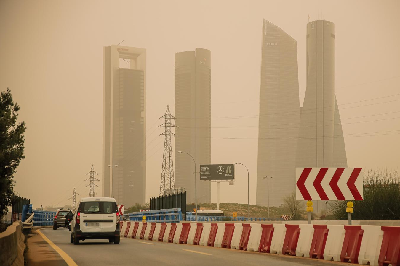 Las cuatro torres de Madrid. Madrid se ha despertado la mañana de hoy con un fenómeno meteorológico inusual generado por una elevada cantidad de polvo en suspensión proveniente del Sáhara