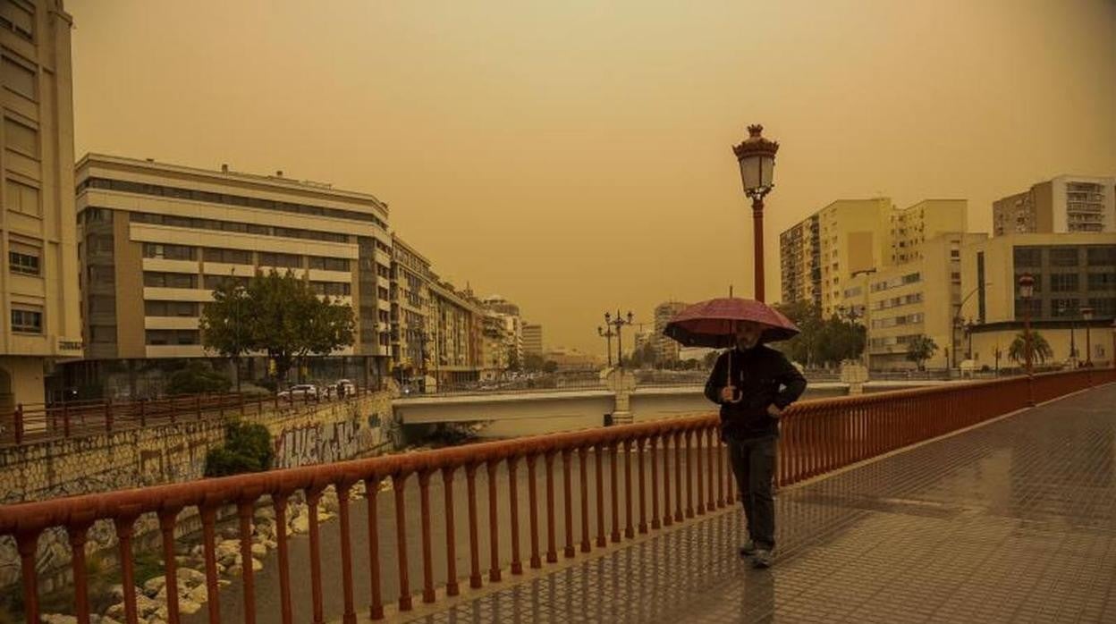 En imágenes, Málaga, teñida de naranja bajo una nube de polvo por la calima