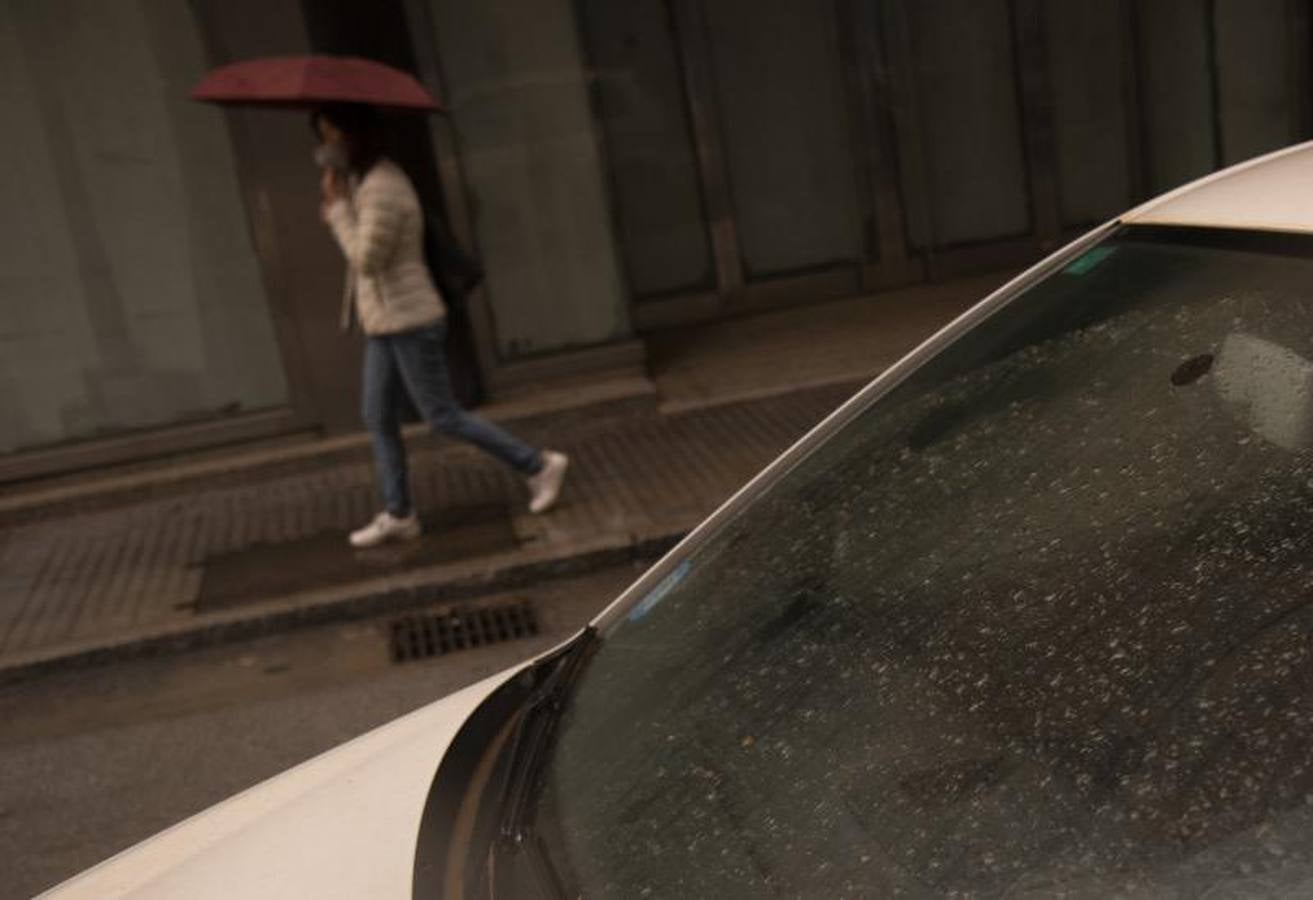 En imágenes, Málaga, teñida de naranja bajo una nube de polvo por la calima