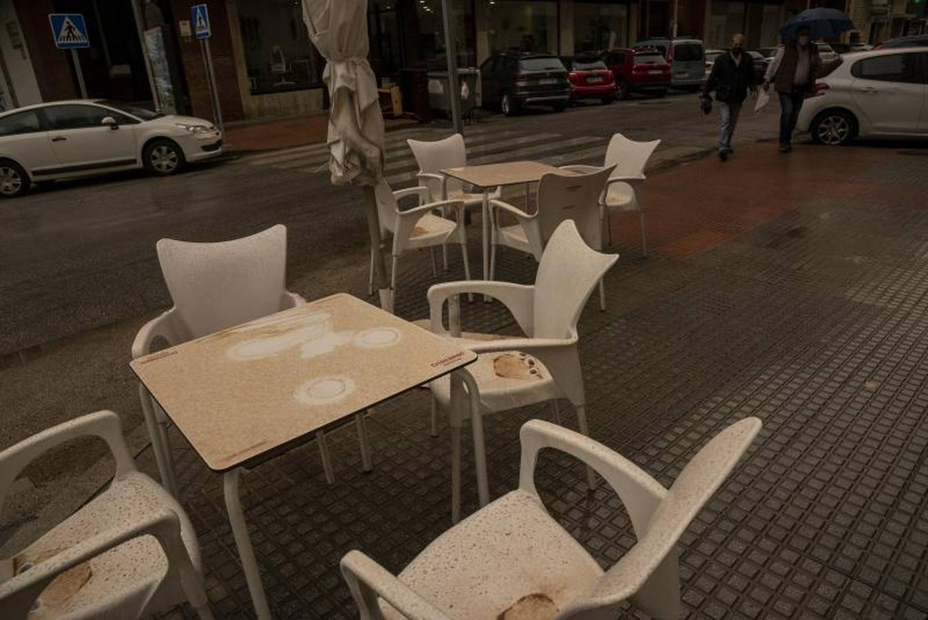 En imágenes, Málaga, teñida de naranja bajo una nube de polvo por la calima