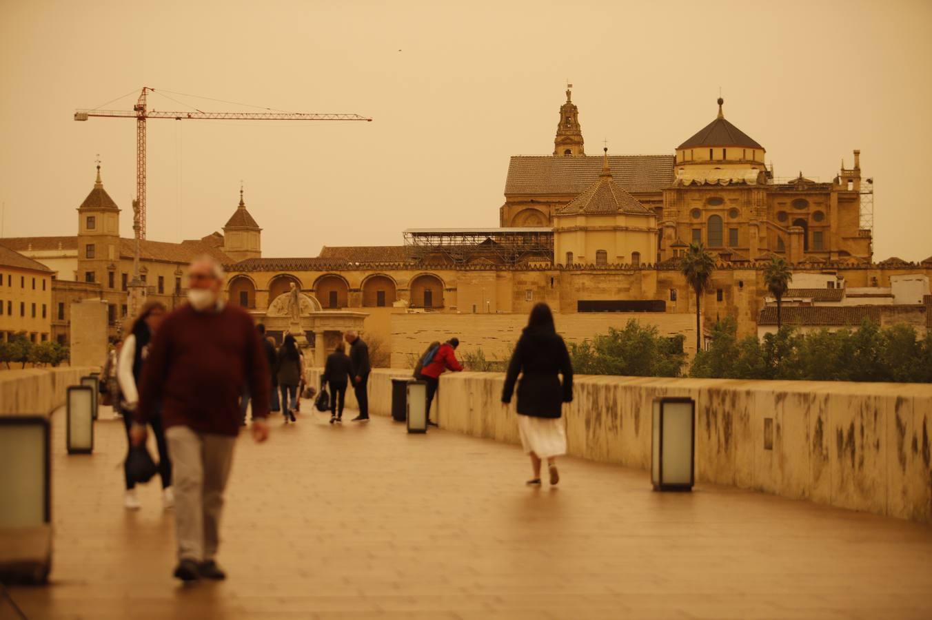 El cielo con calima de Córdoba, en imágenes