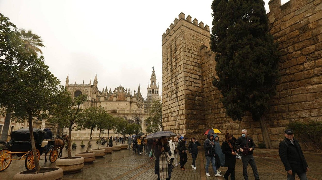 En imágenes, la calima tiñe de naranja el paisaje de Sevilla