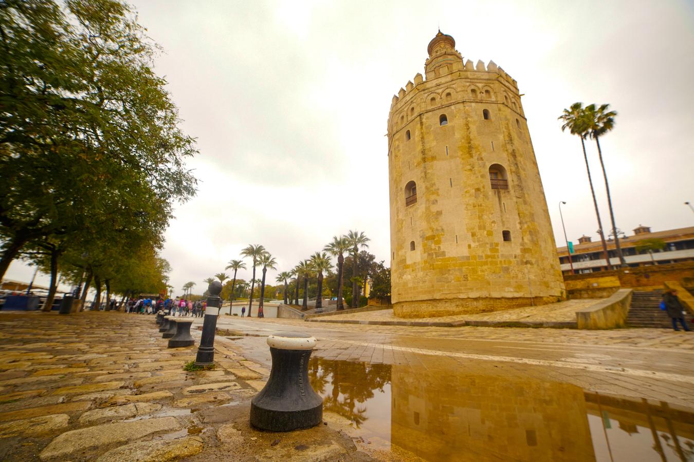 La Torre del Oro cubierta de barro. Imagen de Sevilla tras la lluvia de barro